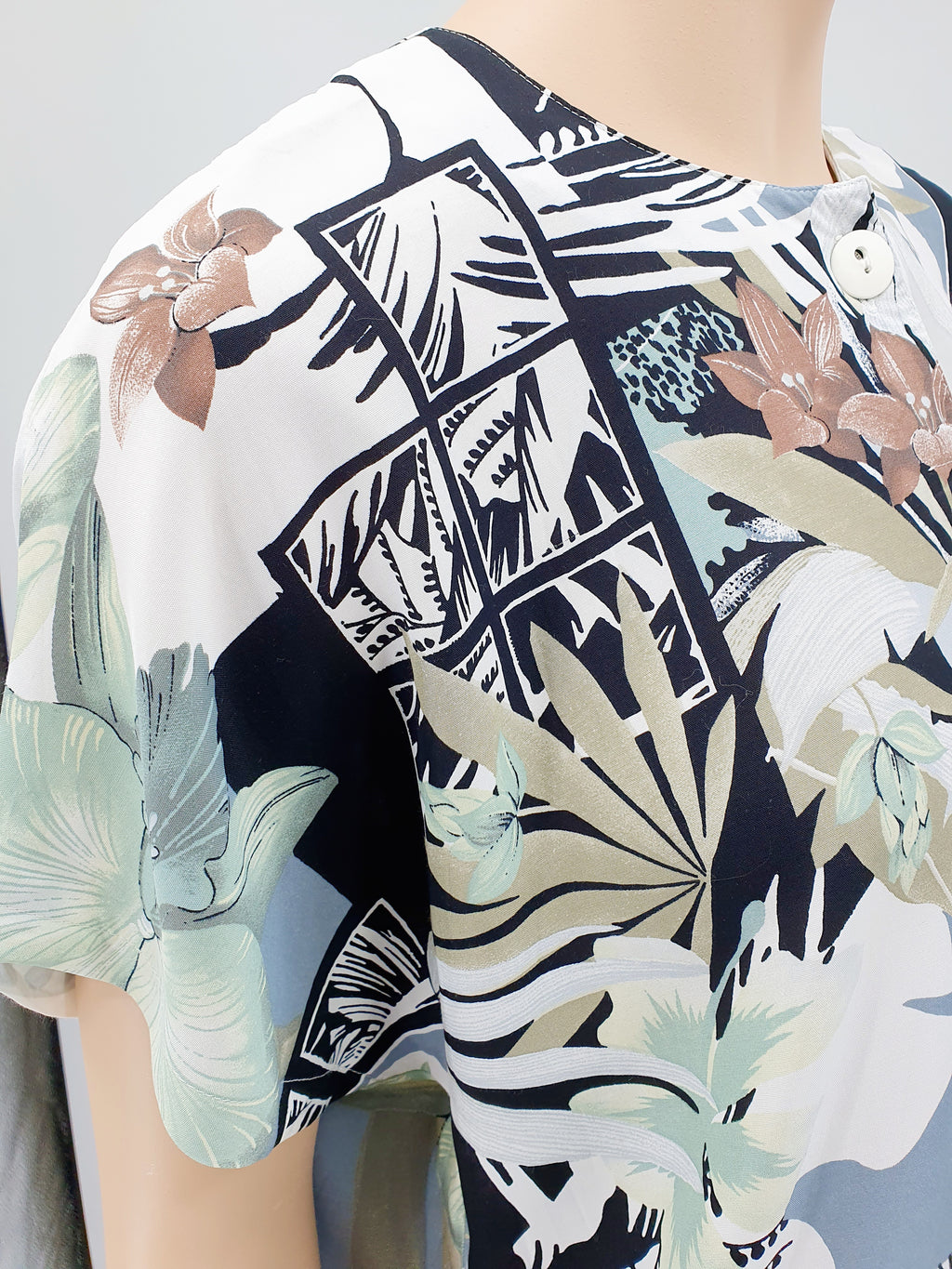 Short-sleeved viscose shirt with floral pattern, from the 90s, size 38-40
