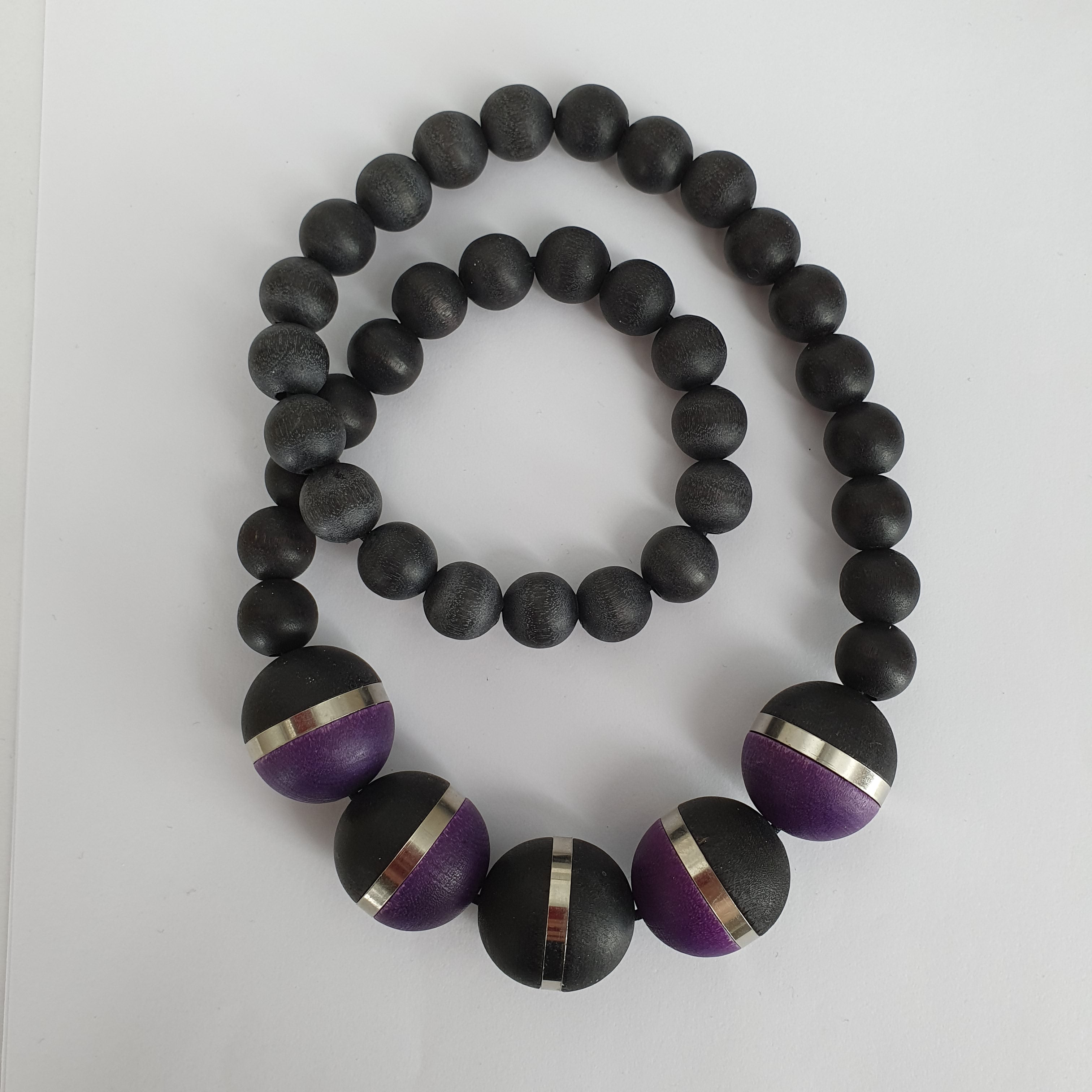 Aarikka, short necklace from the 80s-90s, color plum/black, length 50cm