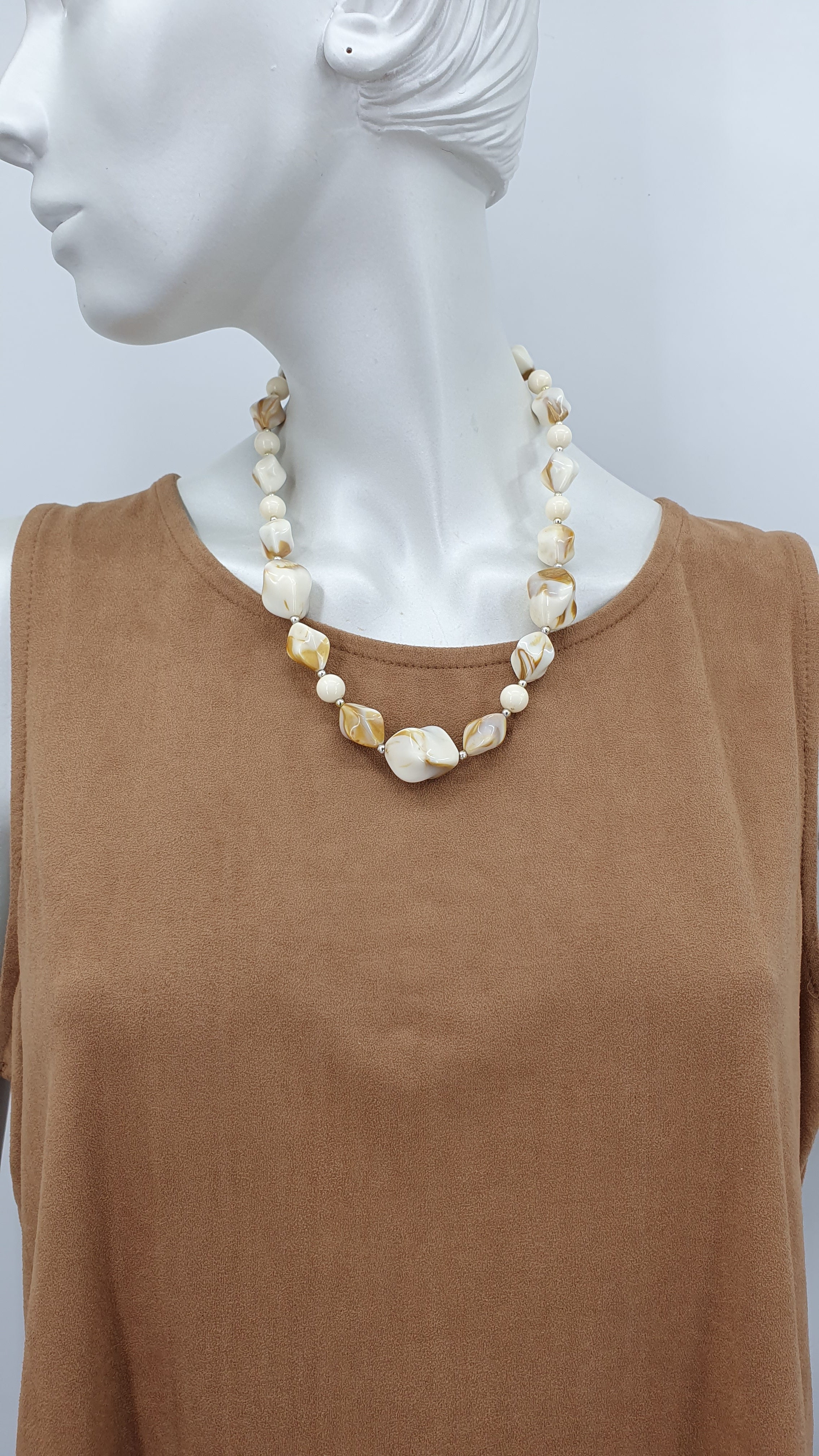 Light-colored 80s necklace, length 50cm