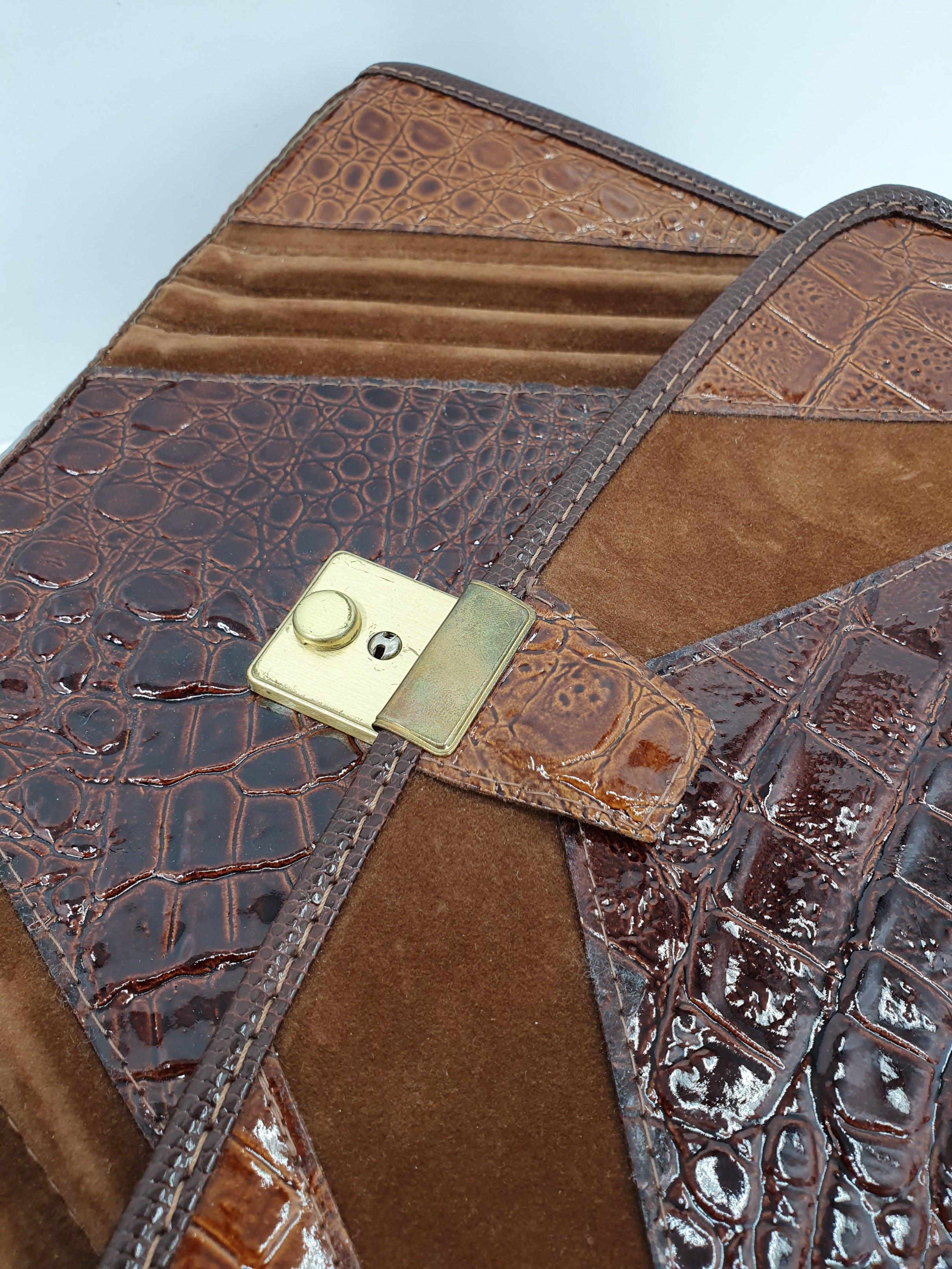 Ruskea kiiltonahkasalkku 80-luvulta, lähikuva