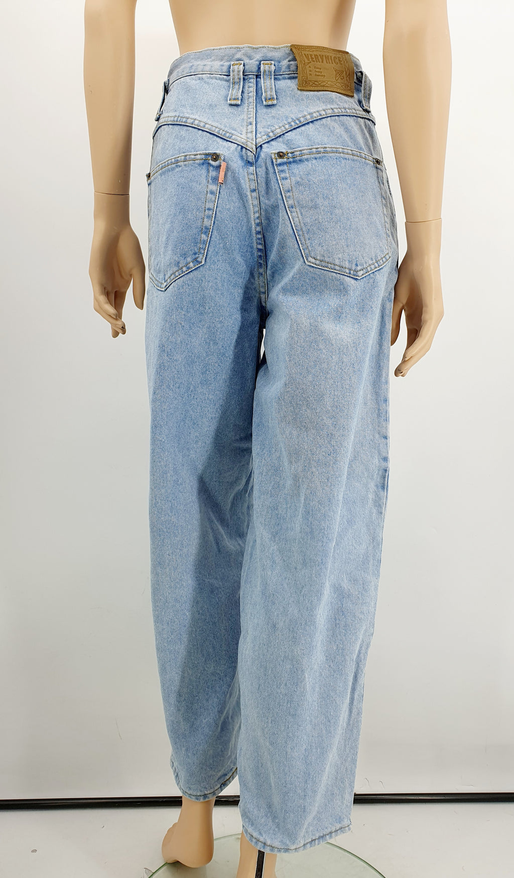 Very Nice, tynnyrifarkut 90-luvulta, väri vaaleansininen, barrel-fit, kuva selkäpuolelta