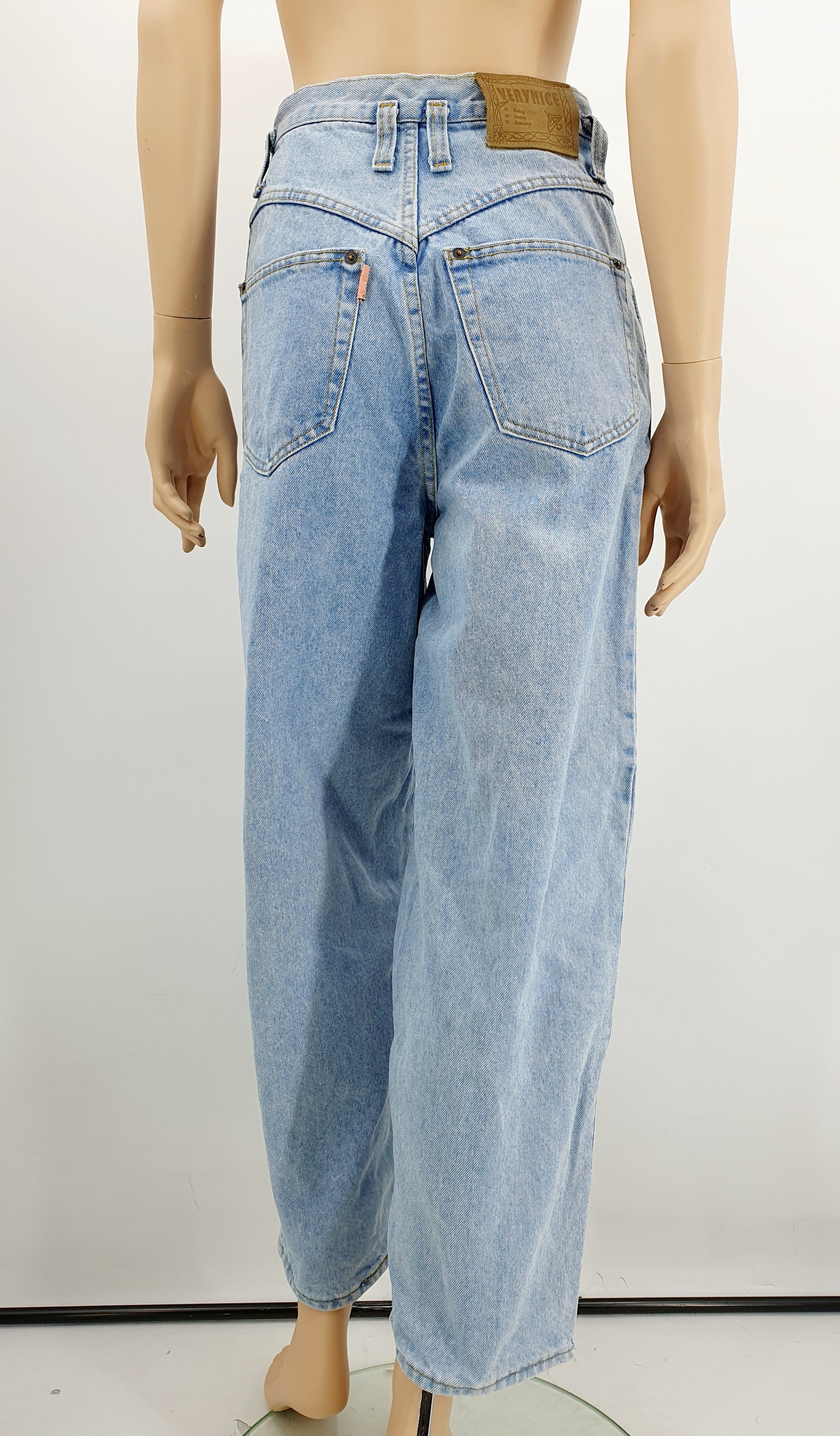 Very Nice, tynnyrifarkut 90-luvulta, väri vaaleansininen, barrel-fit, kuva selkäpuolelta