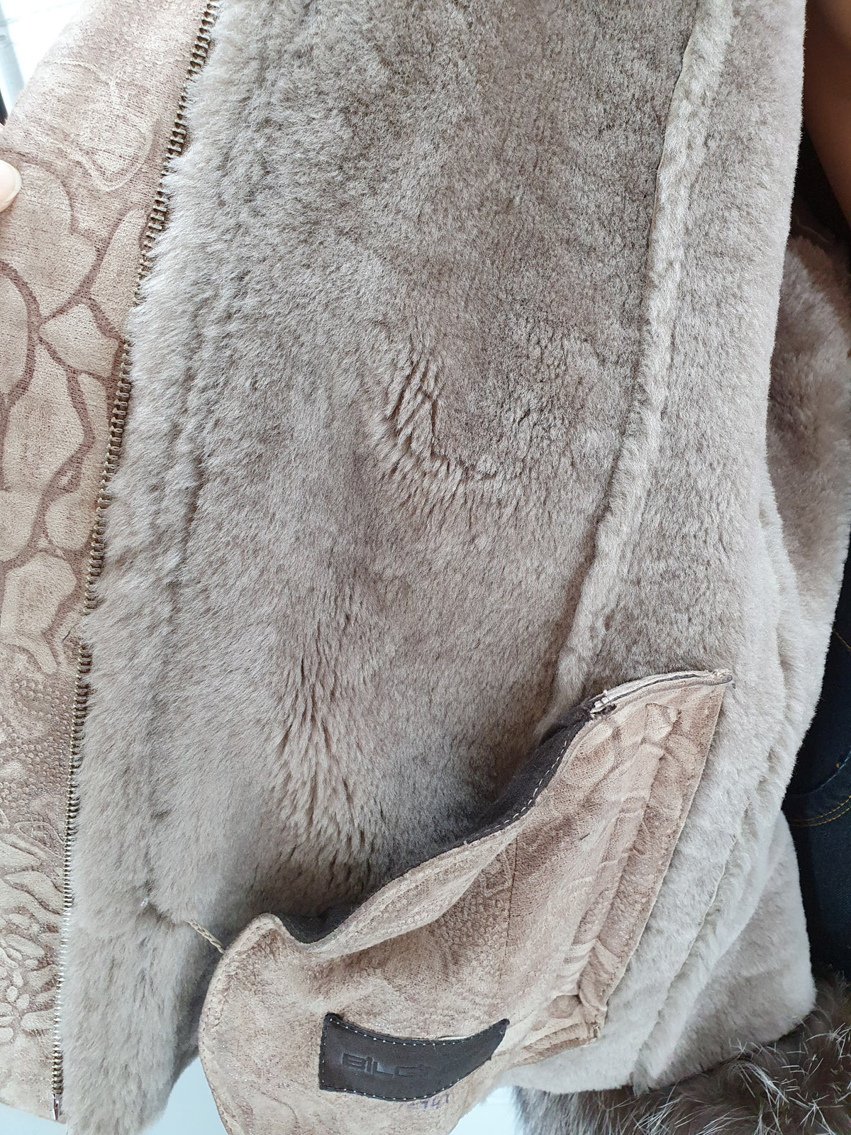 Bilgin´s lampaannahkatakki turkis somisteilla, väri beige, kuva turkisvuorista