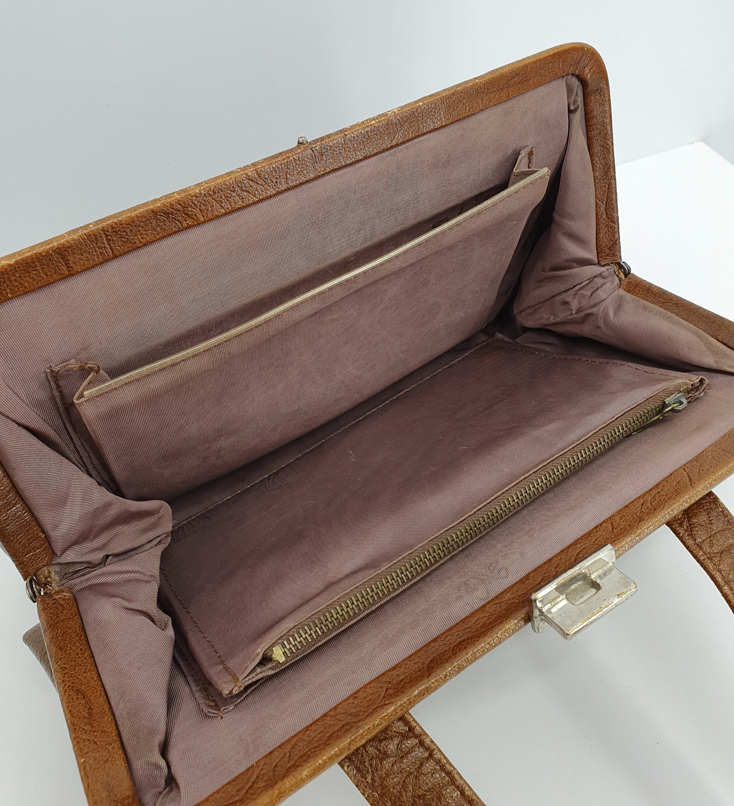 Vintage käsilaukku 1950-luvulta, väri ruskea, kuva sisältä