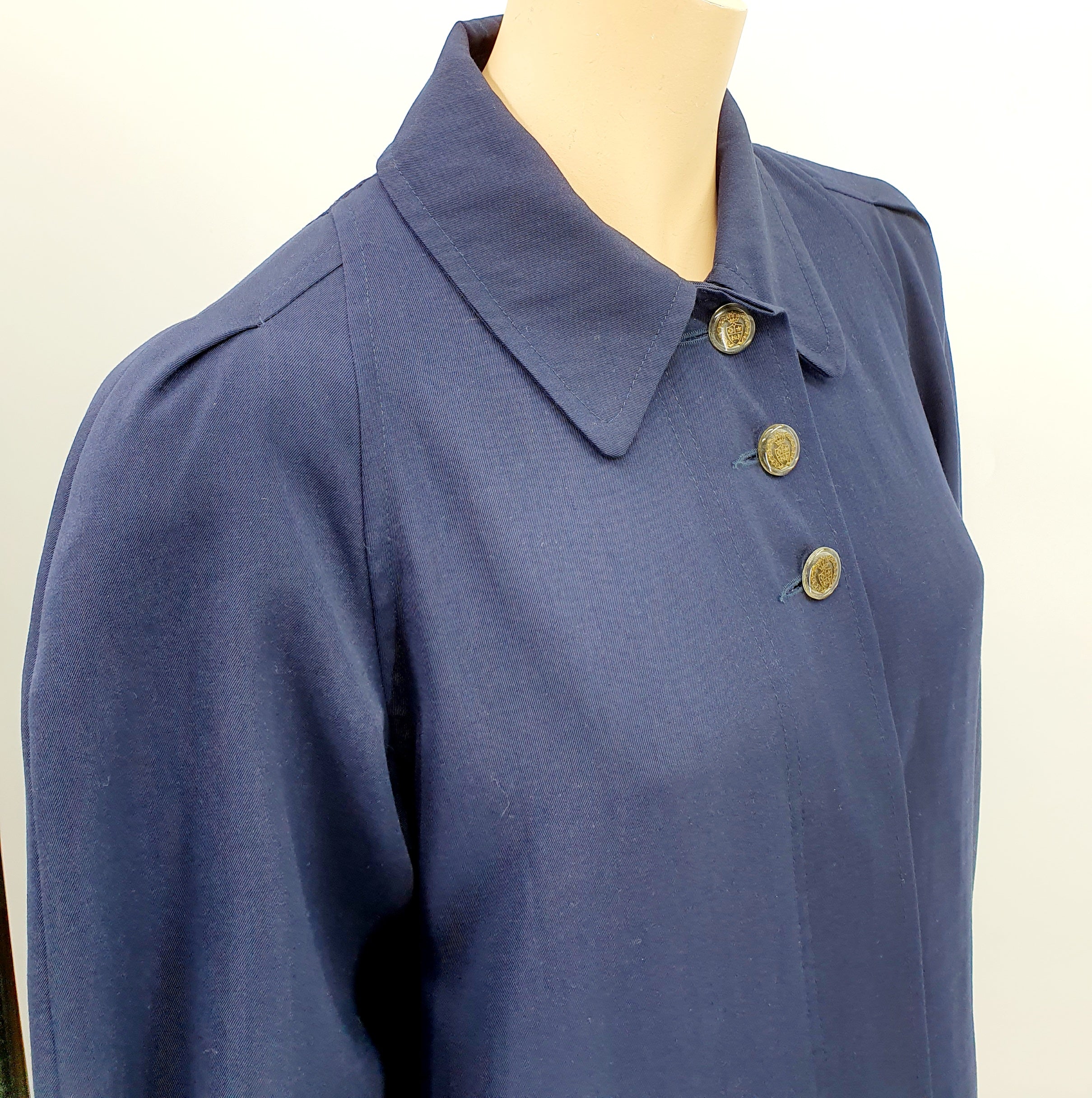 Tummansininen pitkä trenssitakki 90-luku, kuva hartioilta