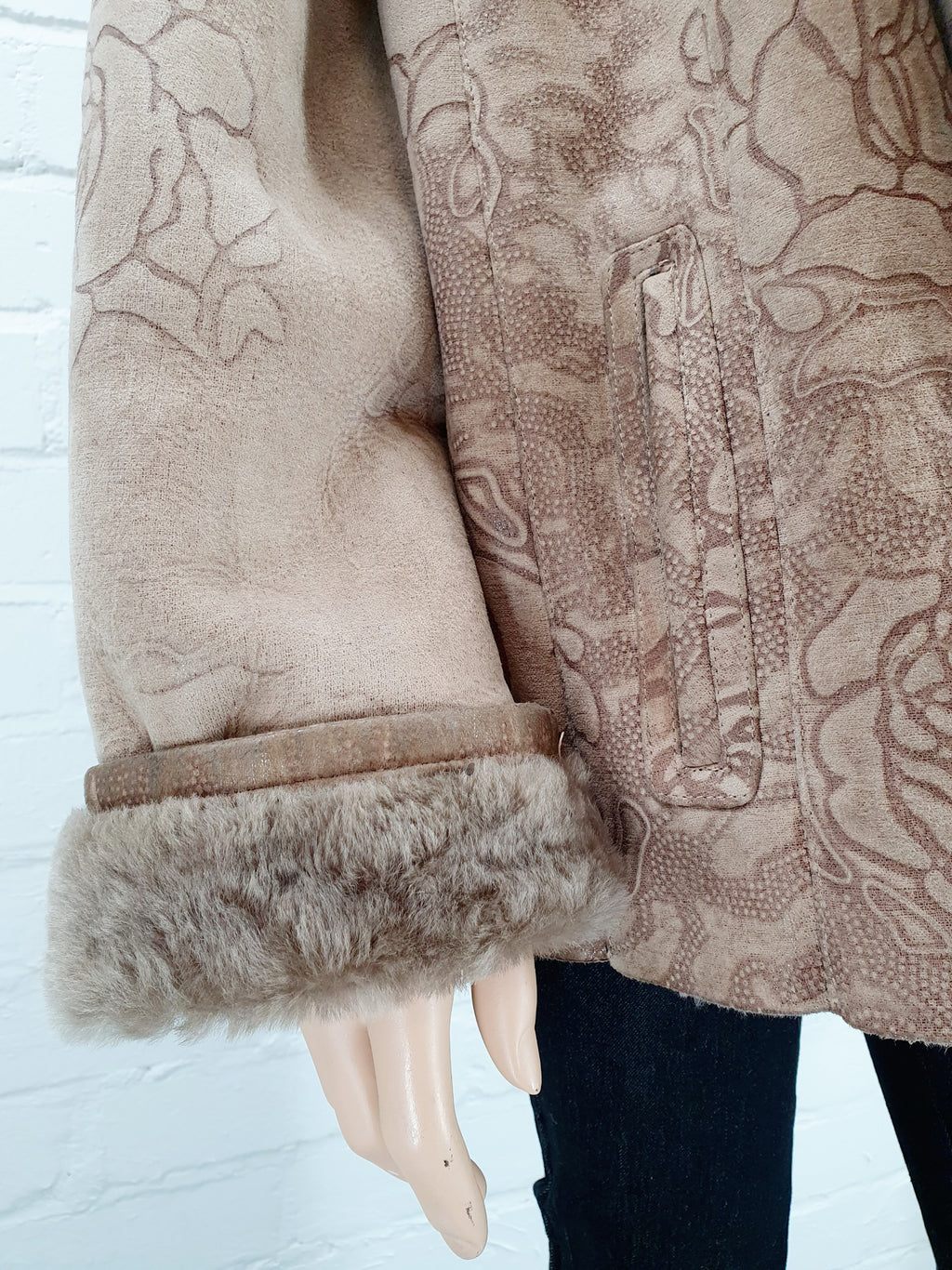 Bilgin´s lampaannahkatakki turkis somisteilla, väri beige, kuva hihansuusta