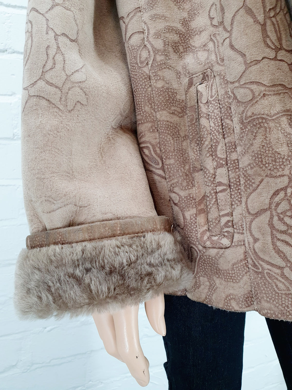 Bilgin´s lampaannahkatakki turkis somisteilla, väri beige, kuva hihansuusta