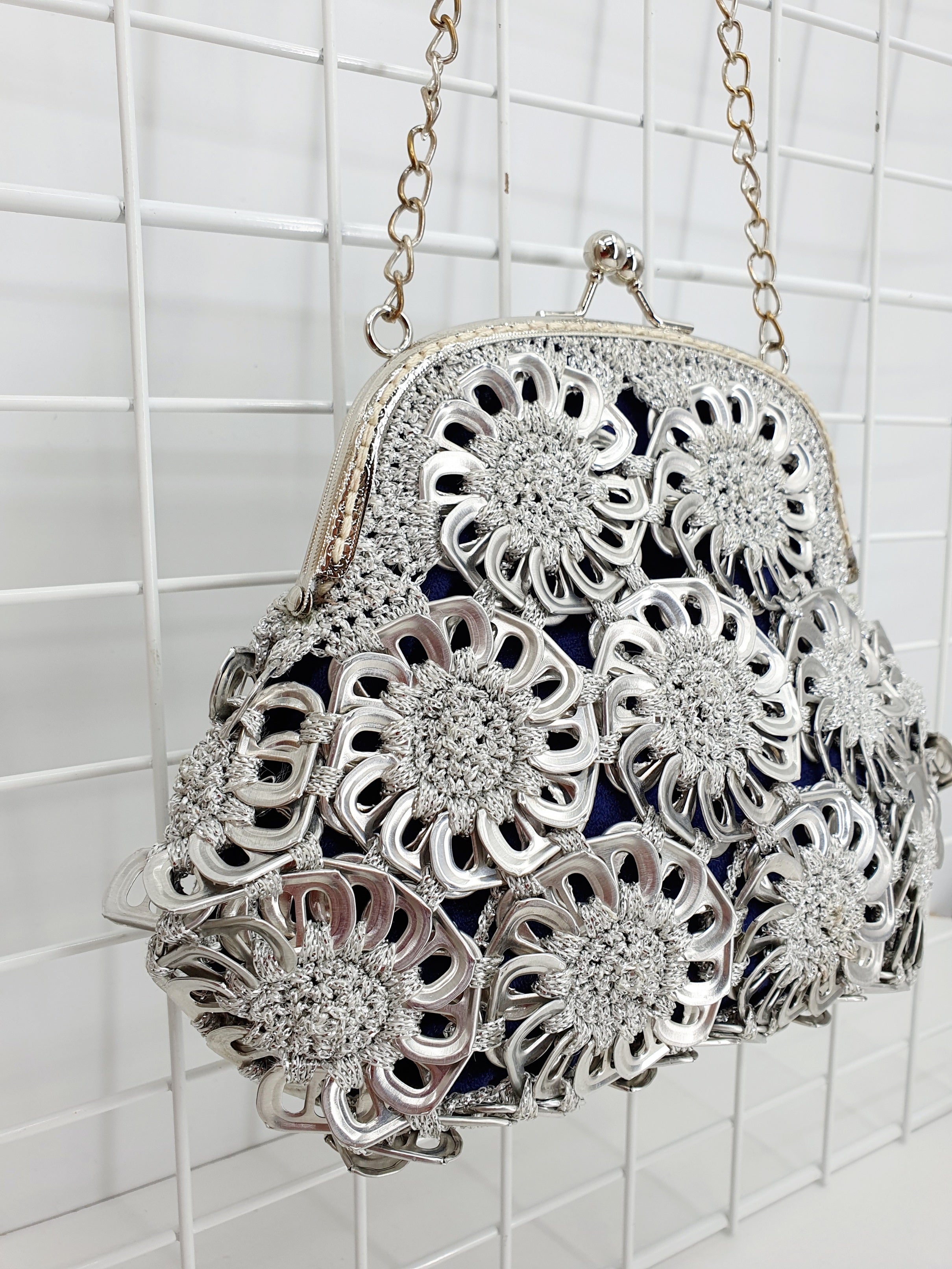 Hopeanvärinen virkattu pikkulaukku | Käsityönä valmistettu kierrätyslaukku