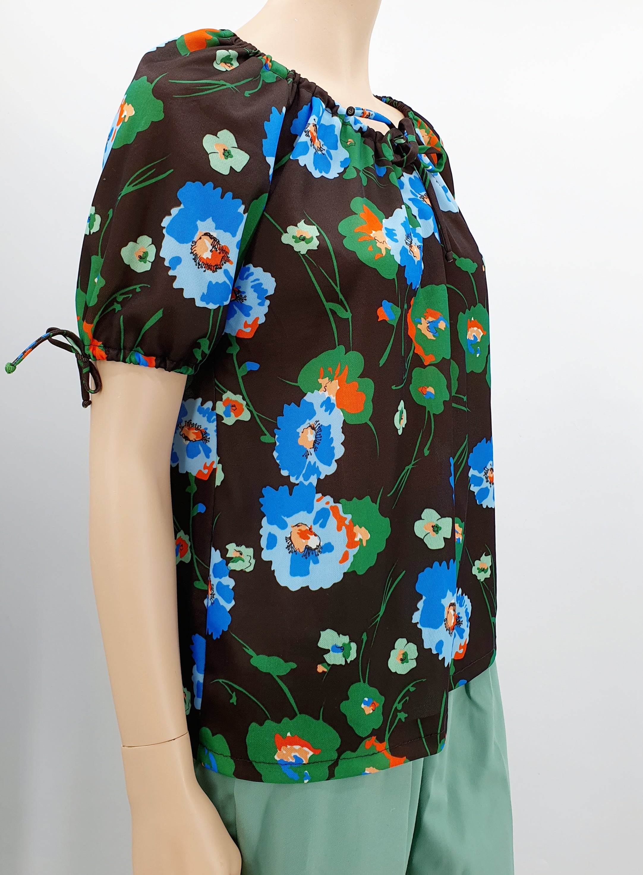 Lyhythihainen kukkapaita 70-luvulta, raglanhihat, kuva sivulta