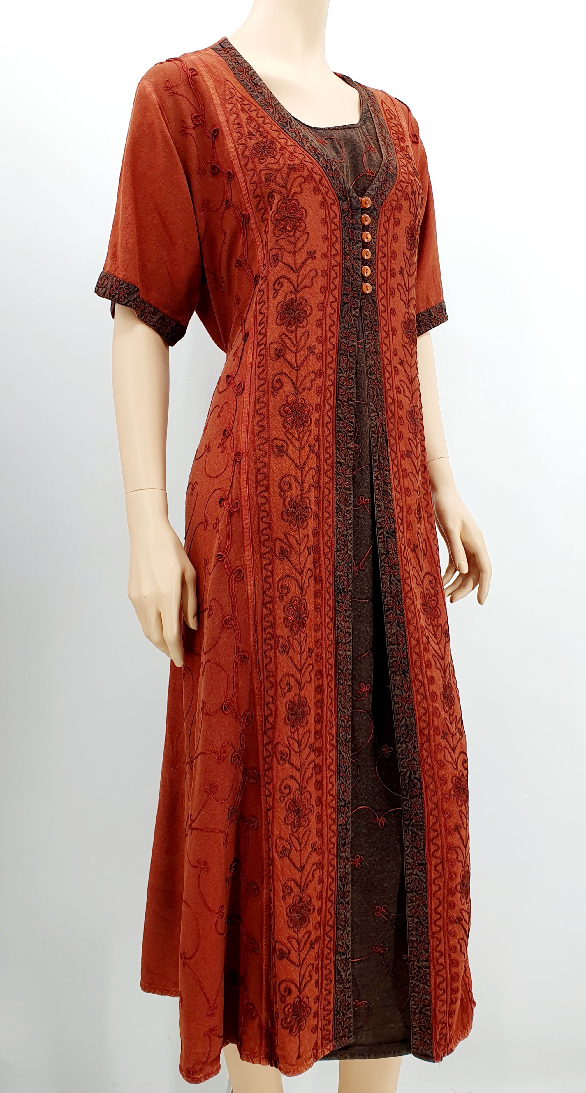 Tiilenpunainen kirjottu viskoosimekko 1990-luvulta, kuva sivulta