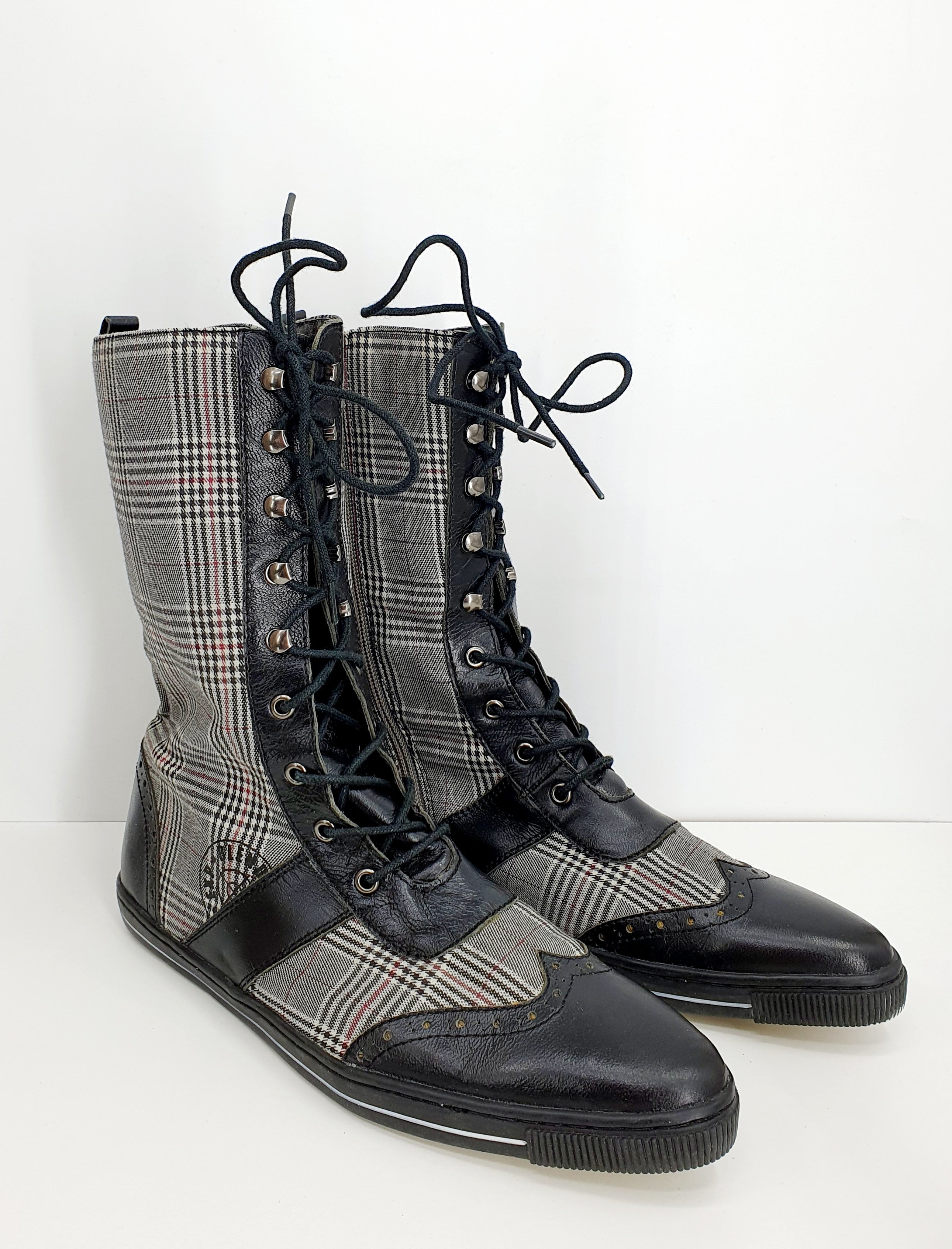 Ruutukuvioiset varsikengät 2000-luvulta, rock-henkiset vintagekengät, kuva sivulta