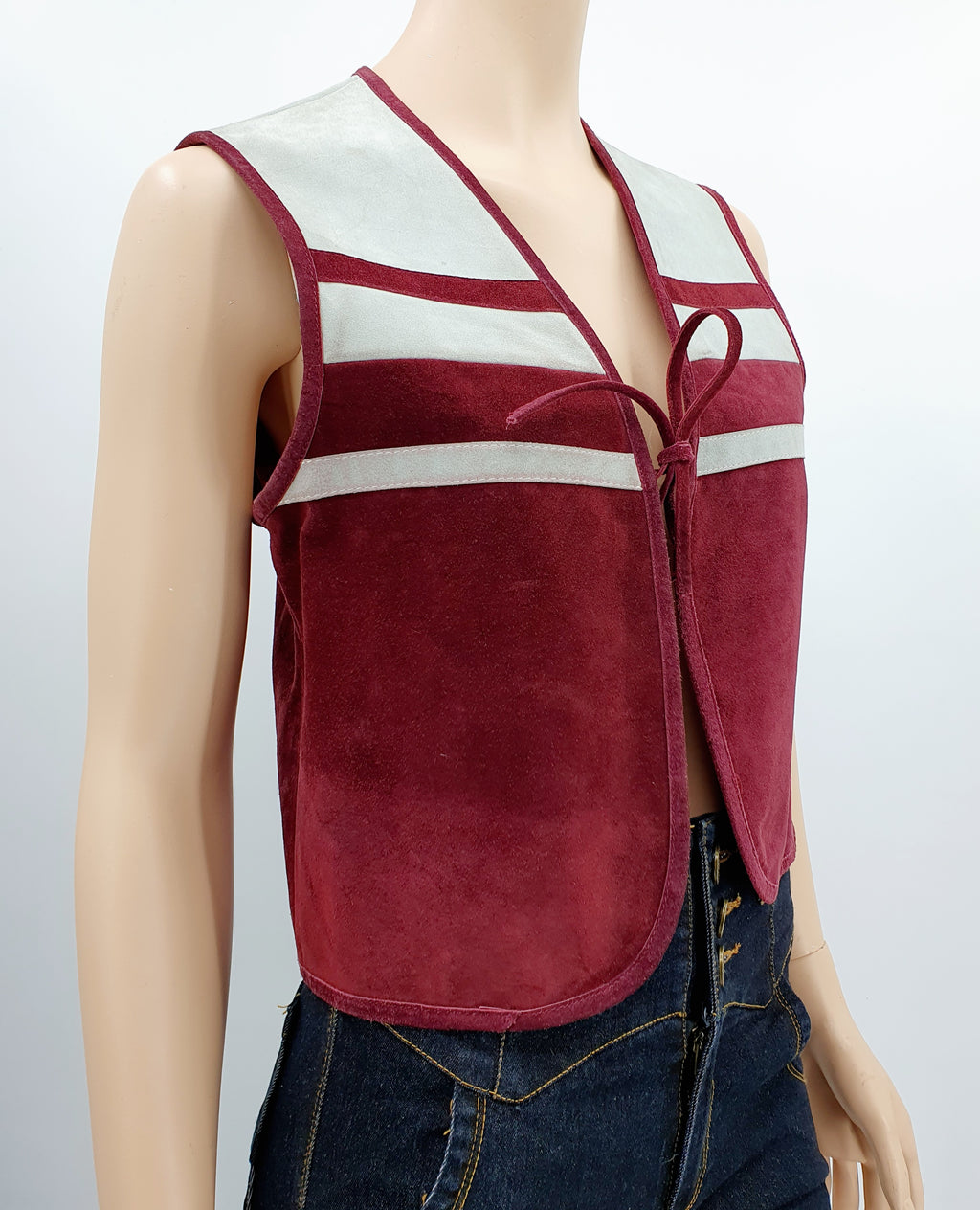 Aaltonen, naisten mokkanahkainen liivi 70-luvulta, väri viininpunainen-harmaa, kuva sivulta