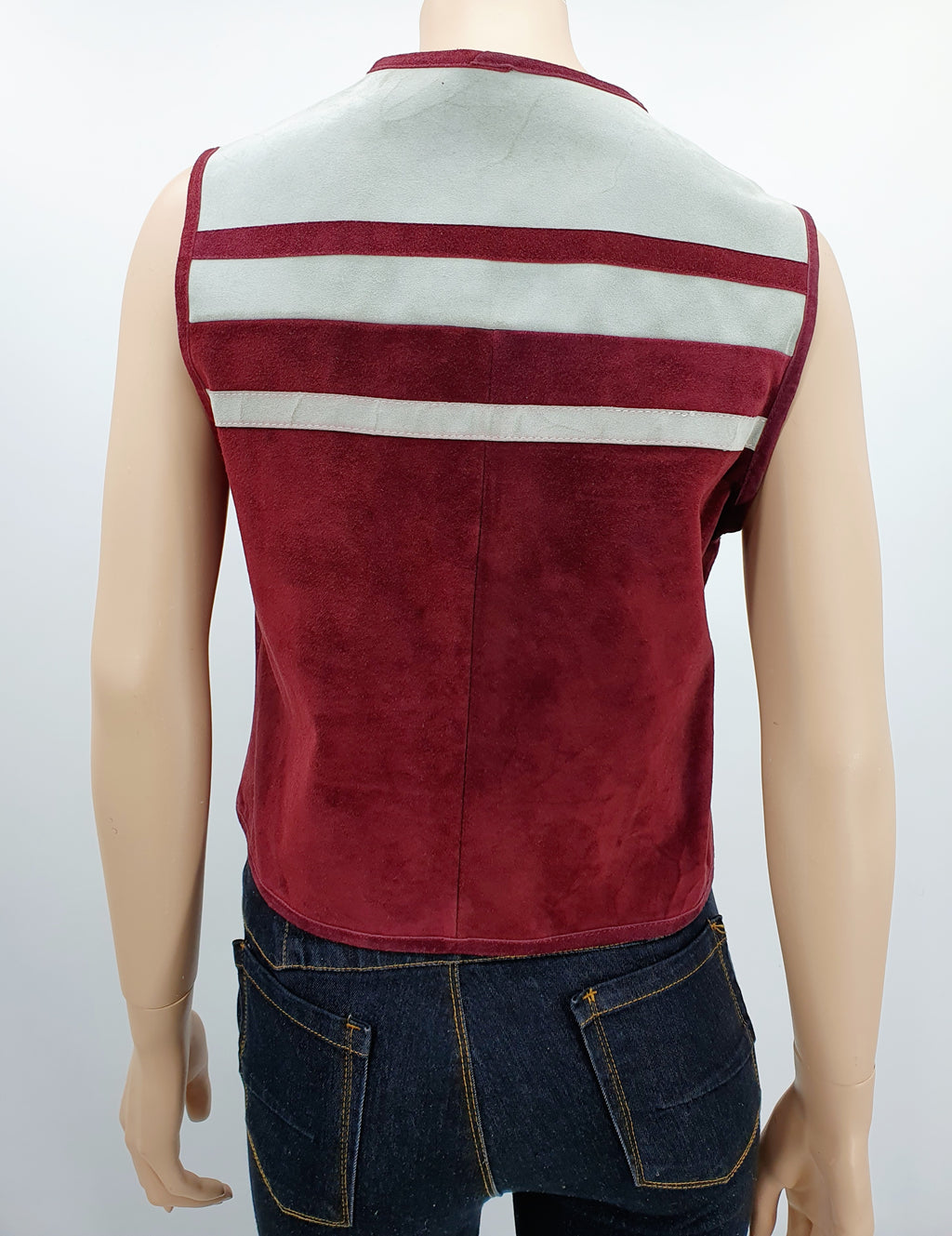 Aaltonen, naisten mokkanahkainen liivi 70-luvulta, väri viininpunainen-harmaa, kuva selkäpuolelta