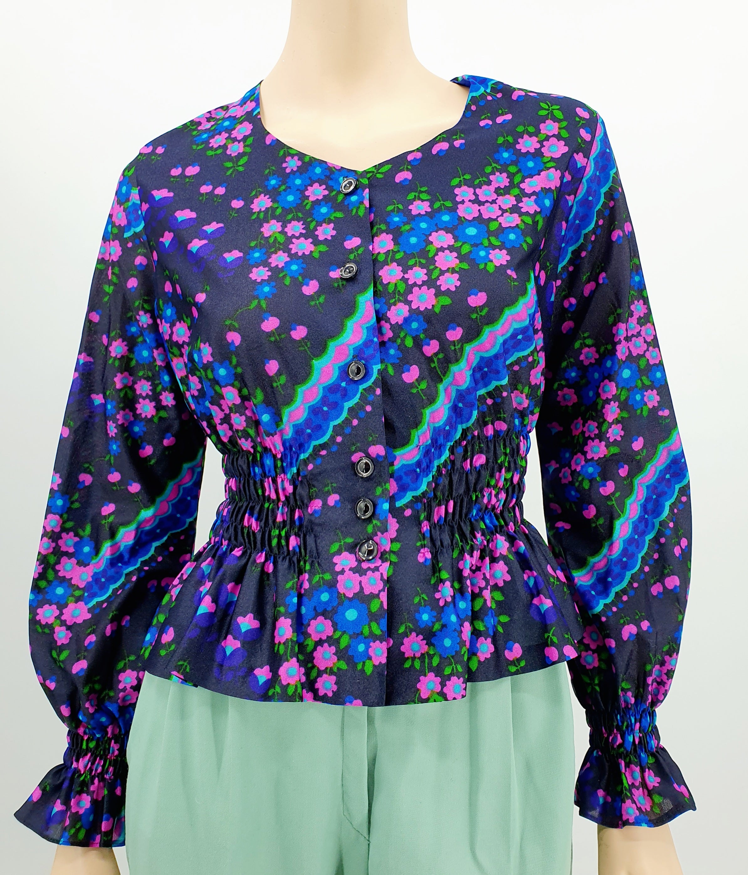 Pitkähihainen retropaita 70-luvulta, kukkakuvio, rypytykset vyötäröllä