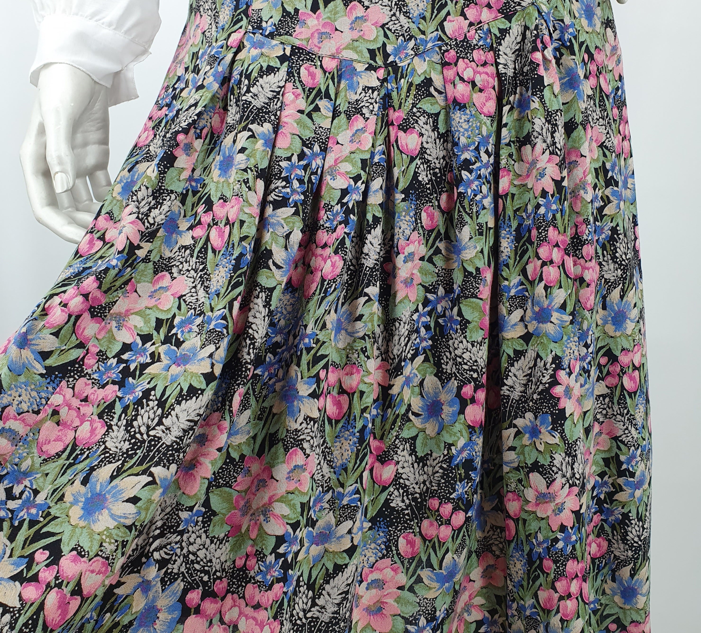 Jil's, black floral patterned skirt from the 80s, waist 70cm, size 36/38
