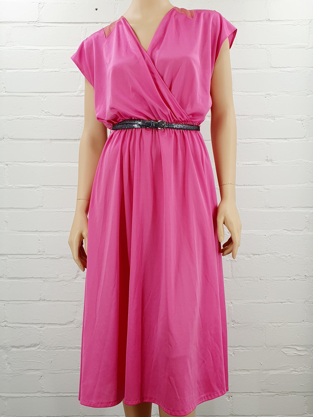 Pinkin värinen vintagemekko 70-luvulta, discomekko