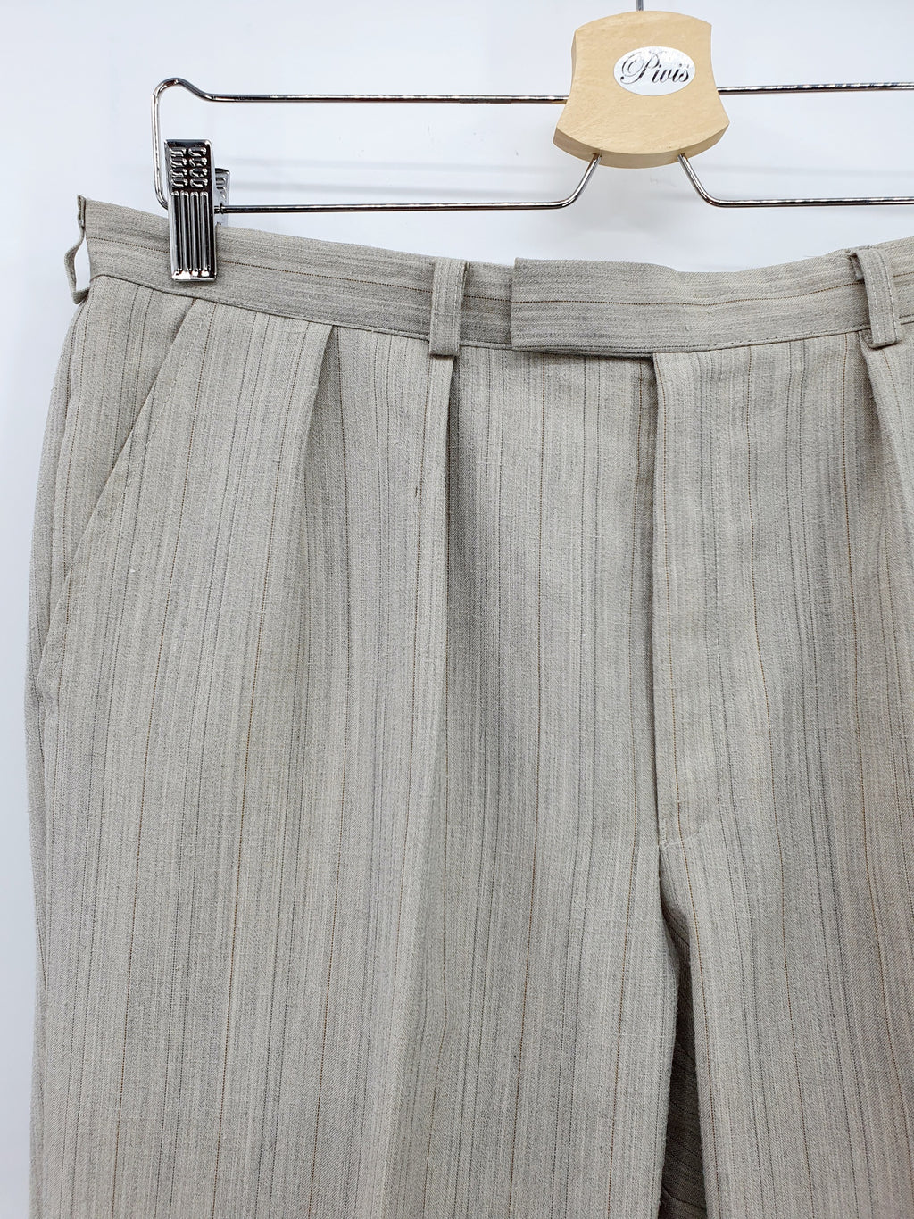 Miesten villasekoitehousut 80-luvulta Väri harmaa raitakuvio Lähikuva vyötäröstä