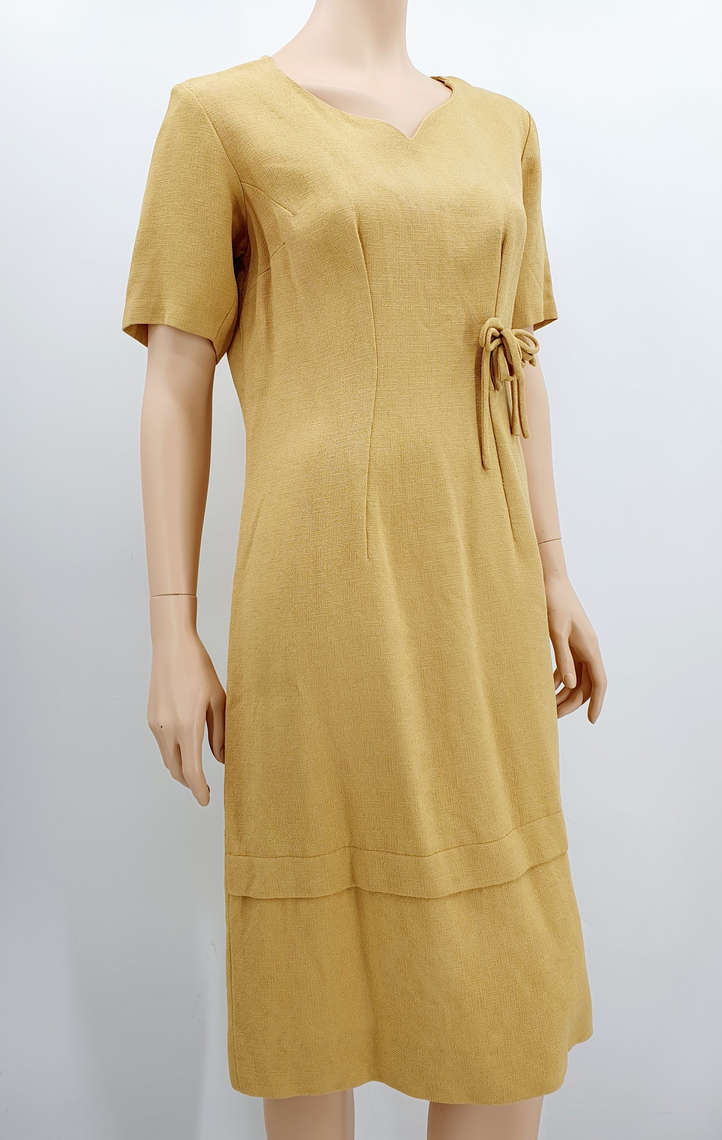 Sinapinkeltainen juhlamekko 1950-luvulta, kuva sivulta