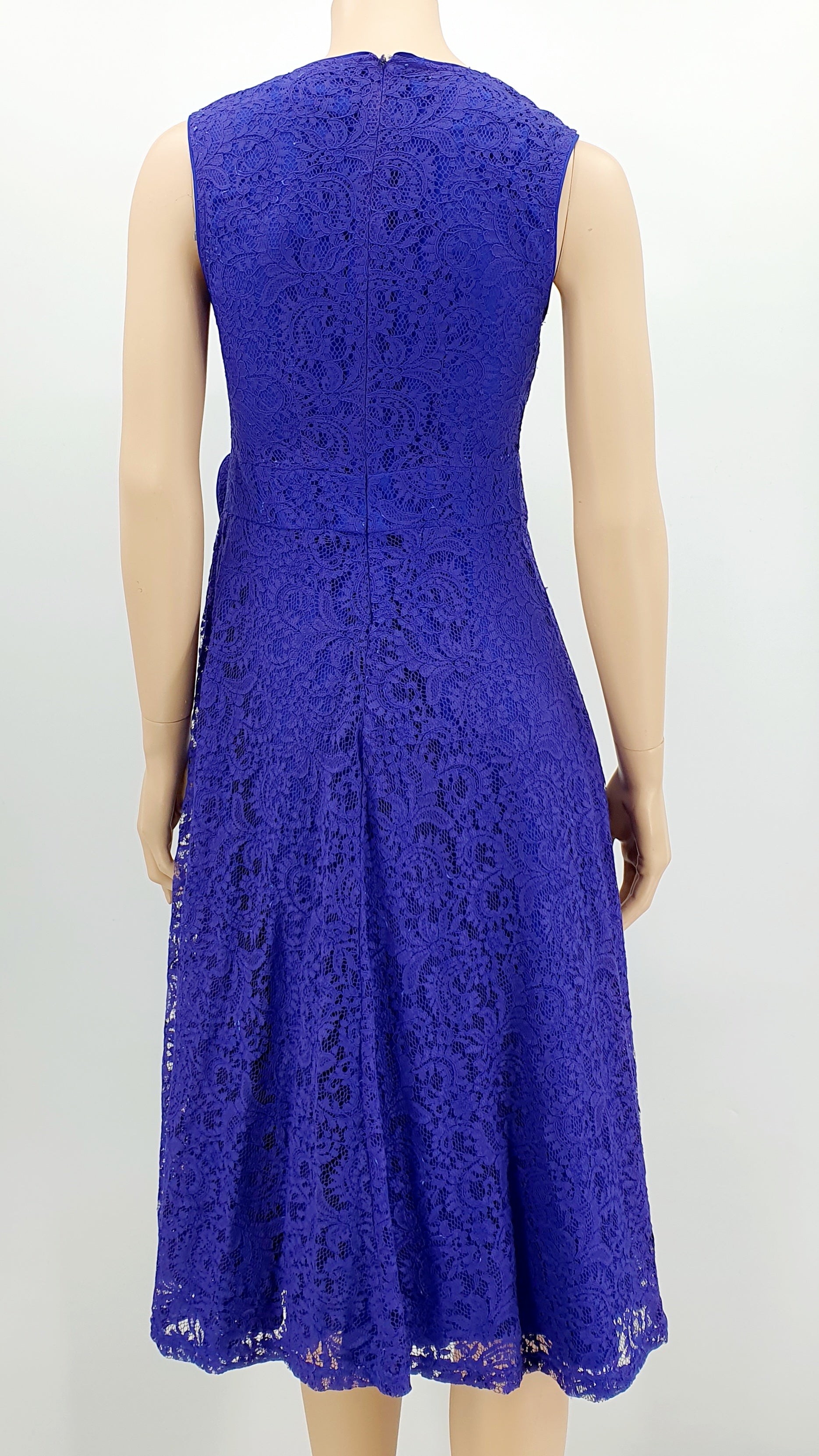 Lindy Pop, laventelinvärinen pitsimekko, 2000-luku, kuva selkäpuolelta