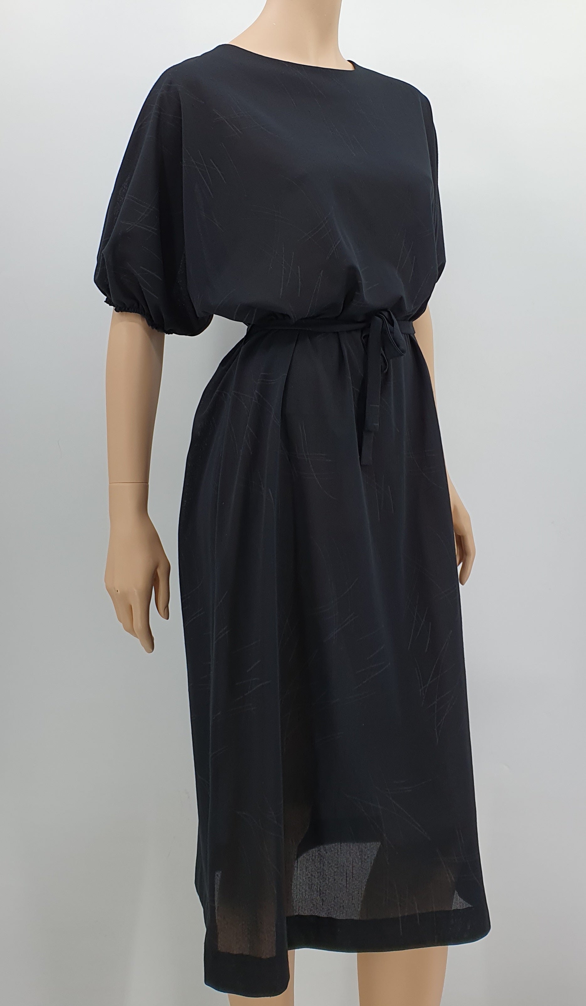 Musta vintagemekko 1980-luvulta, puolipitkät hihat, kuva sivulta