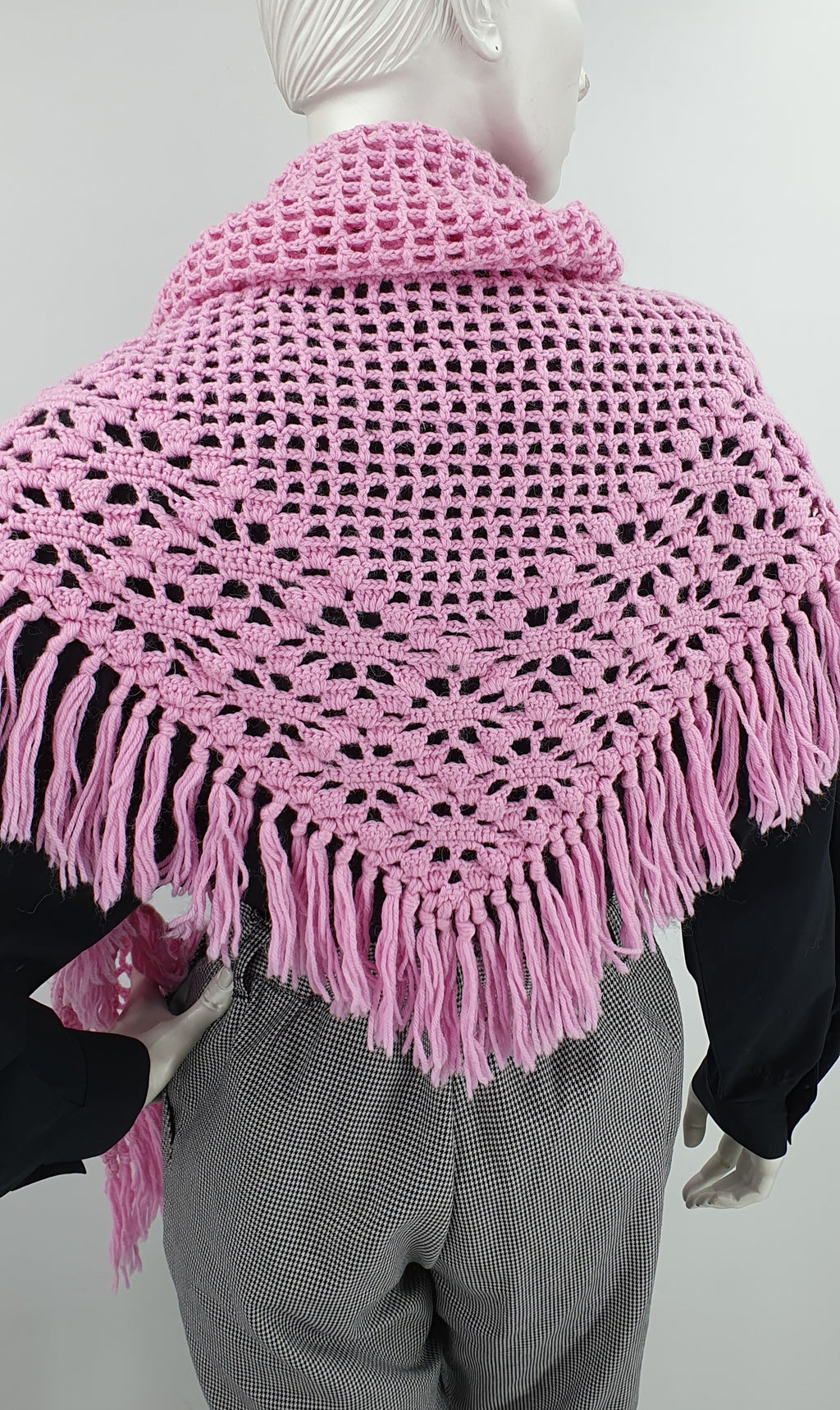 Triangular crocheted scarf, color pink