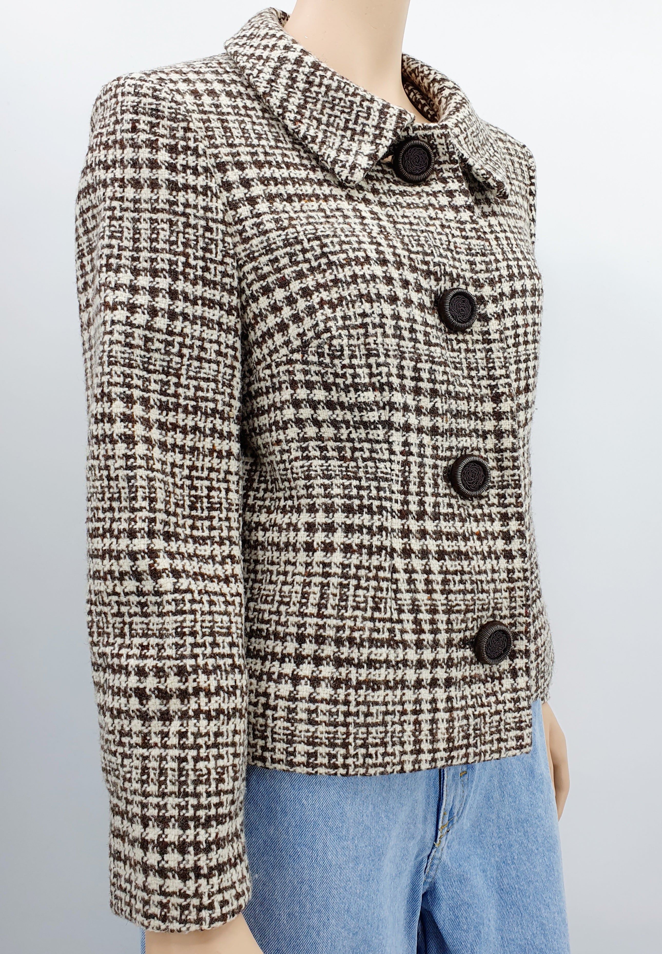 Ruskea-valkoinen villasekoitejakku 1950-60-luvulta, ruutukuviointi, kuva sivuta