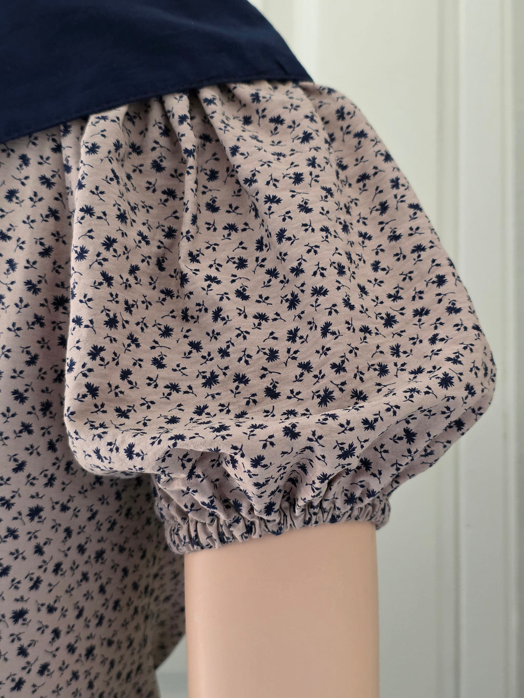 Carissa, short-sleeved floral shirt with shawl collar, size 36
