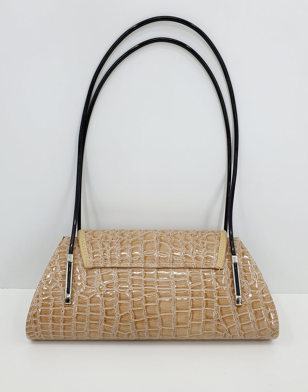 Kiiltonahkainen olkalaukku 2000-luvulta, väri beige, kuva takaa