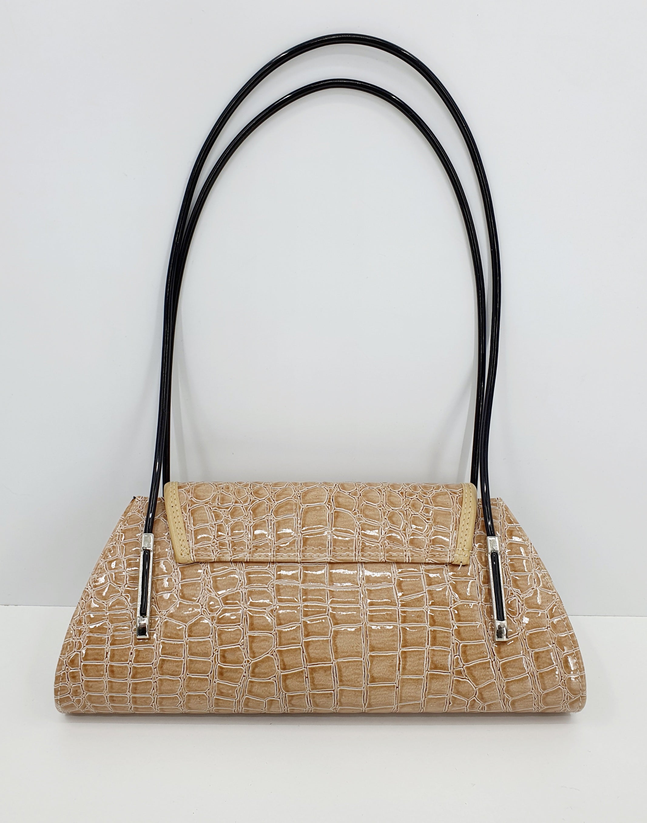 Kiiltonahkainen olkalaukku 2000-luvulta, väri beige, kuva takaa