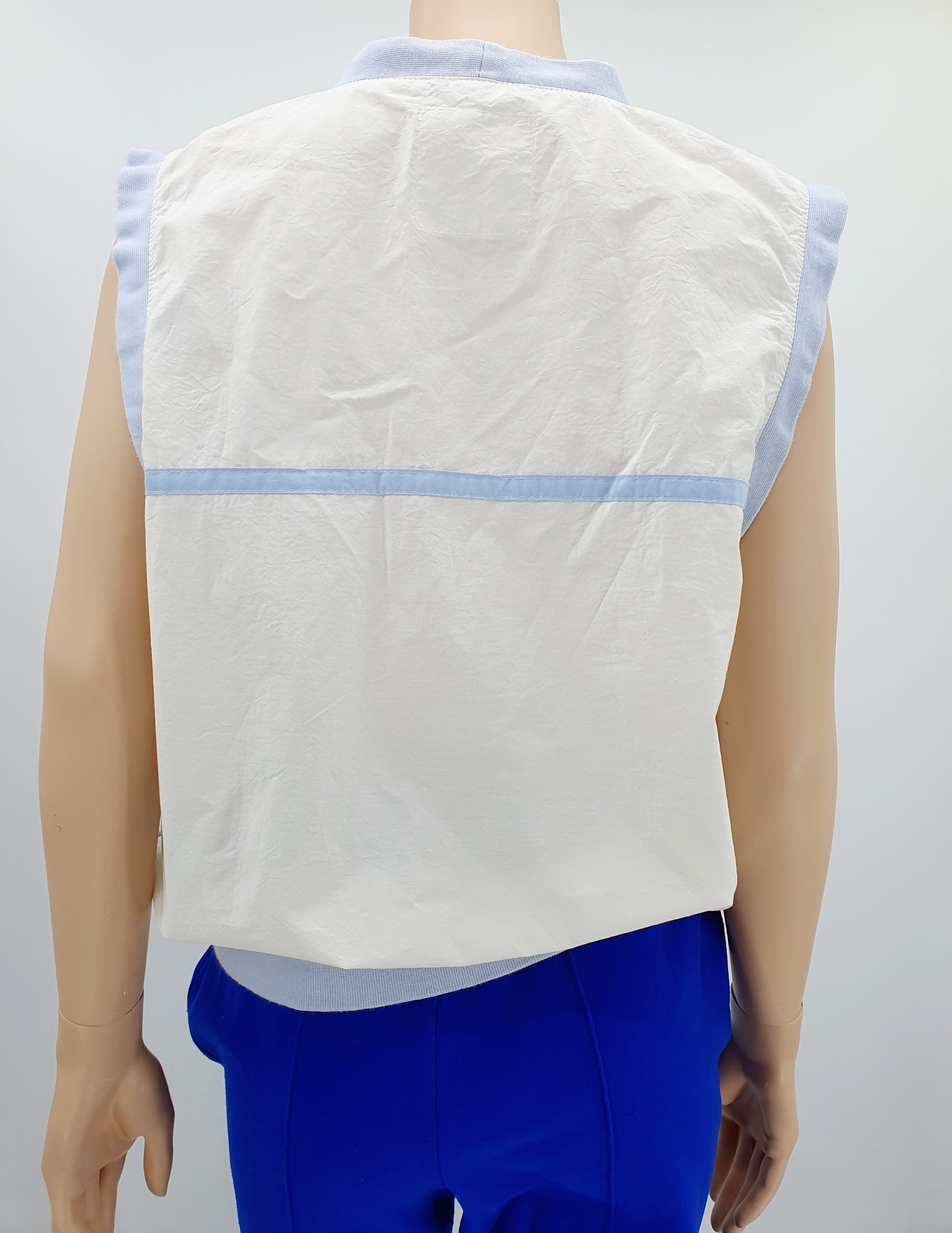 Weekend, valkoinen liivi 80-luvulta, nepparikiinnitys, väri valkoinen/vaaleansininen, kuva selkäpuolelta