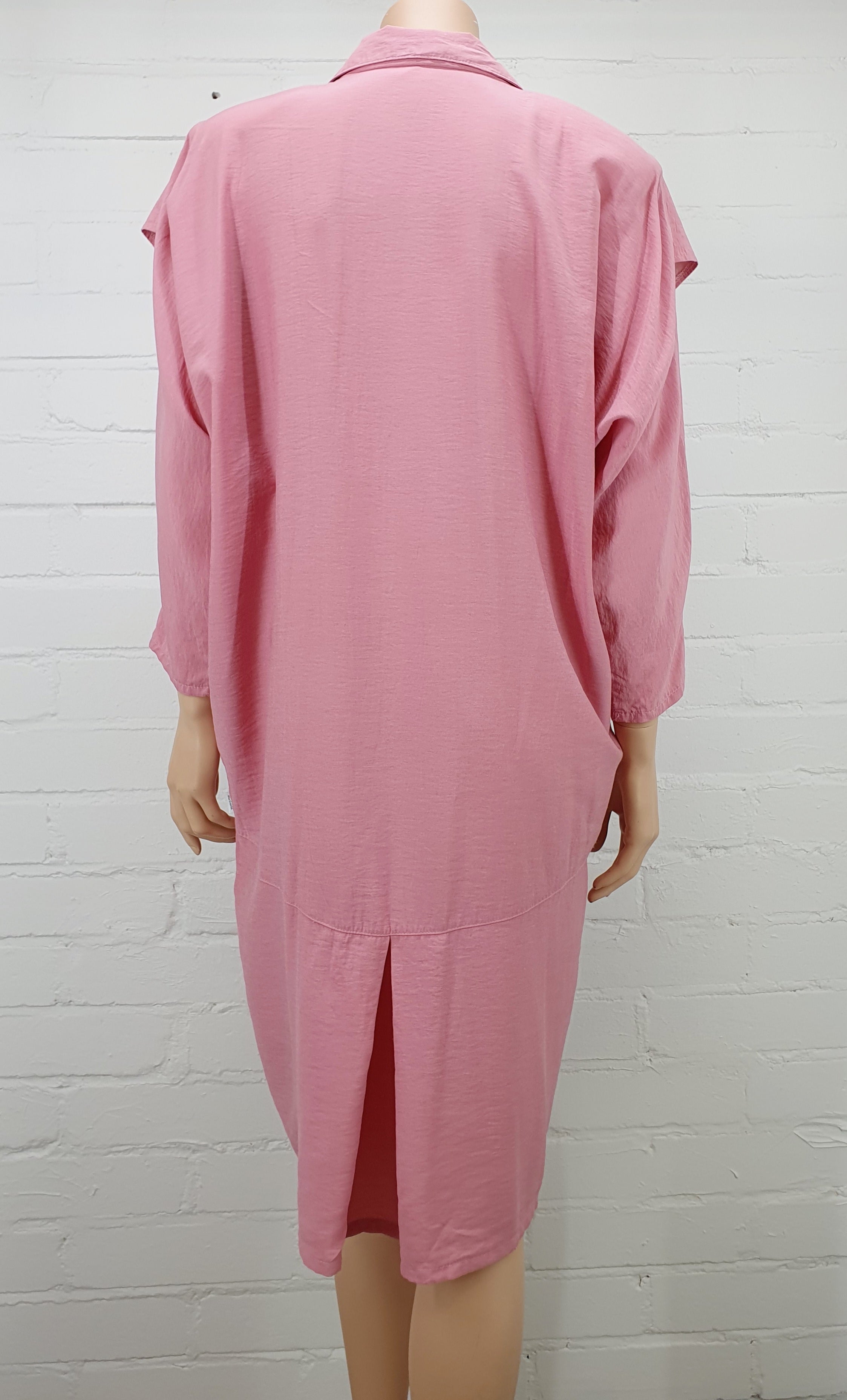 Vaaleanpunainen mekko 80-luvulta, isot olkatoppaukset, kuva selkäpuolelta