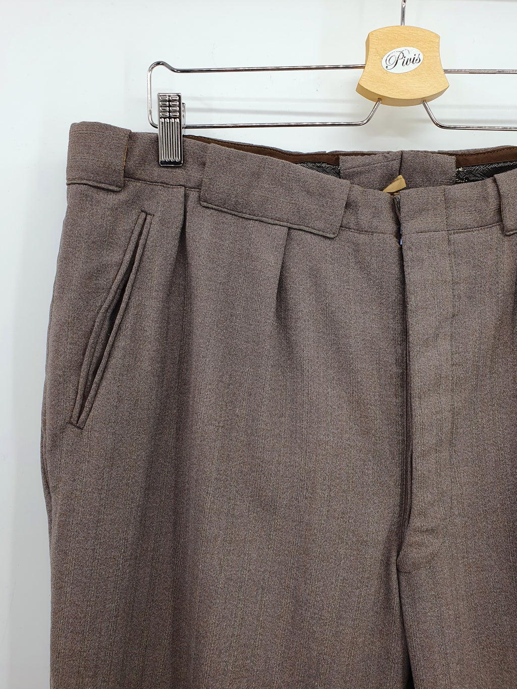 Miesten villakangashousut 50-luvulta, väri harmaanruskea, kuva vyötäröstä