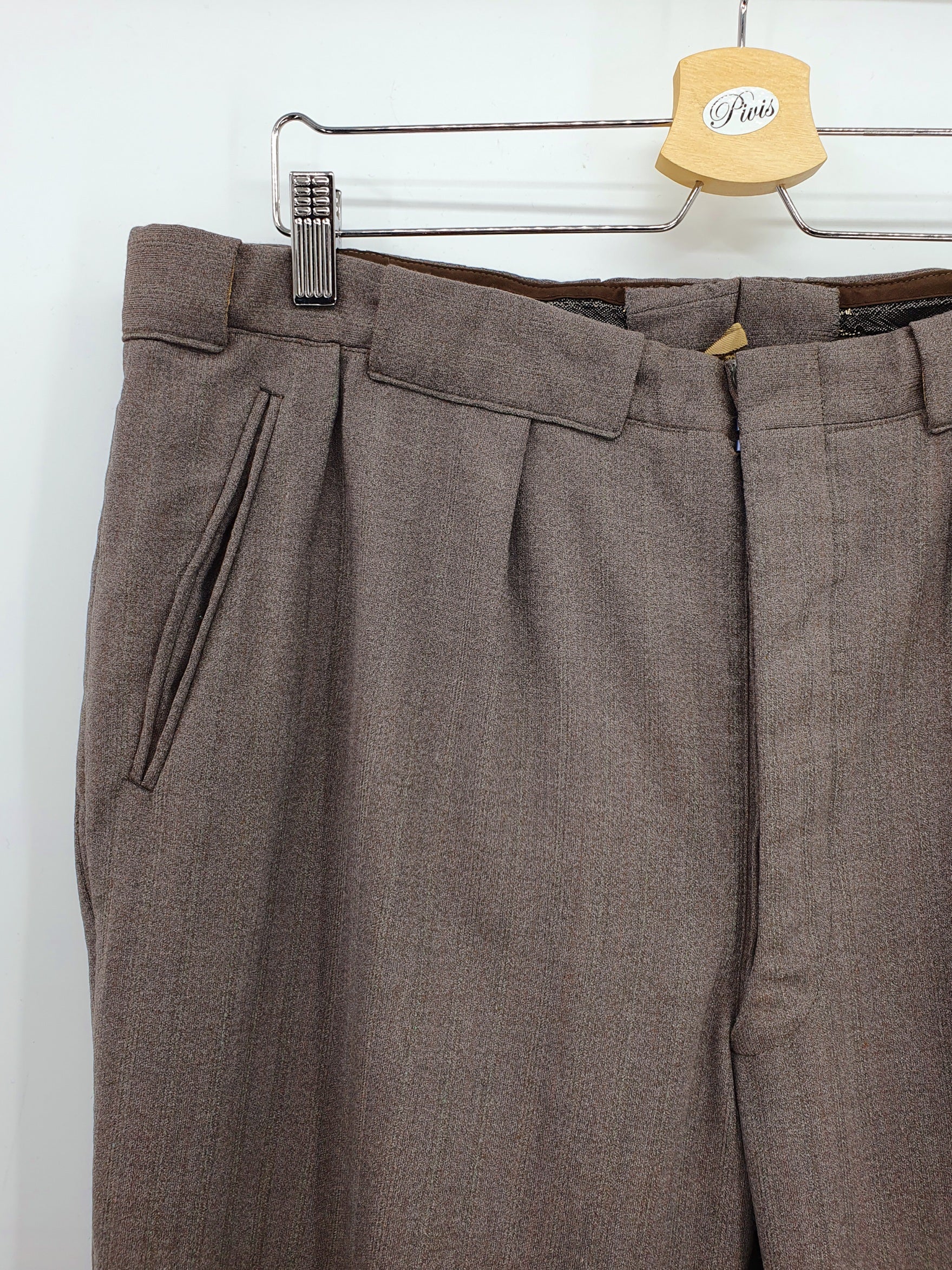 Miesten villakangashousut 50-luvulta, väri harmaanruskea, kuva vyötäröstä