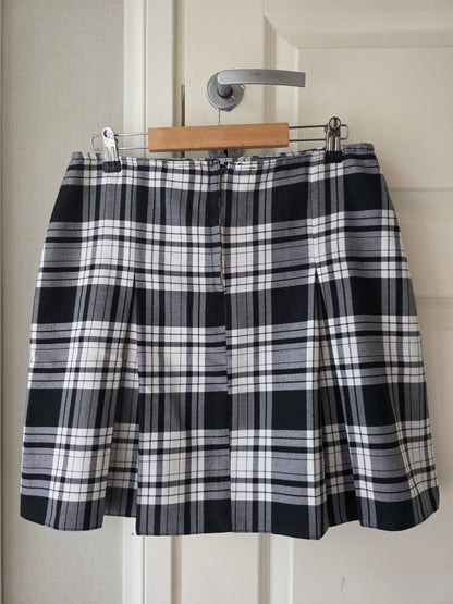 Mustavalkoinen lyhyt laskoshame 90-luvulta, vyöt.ymp. 80cm, koko 38-40