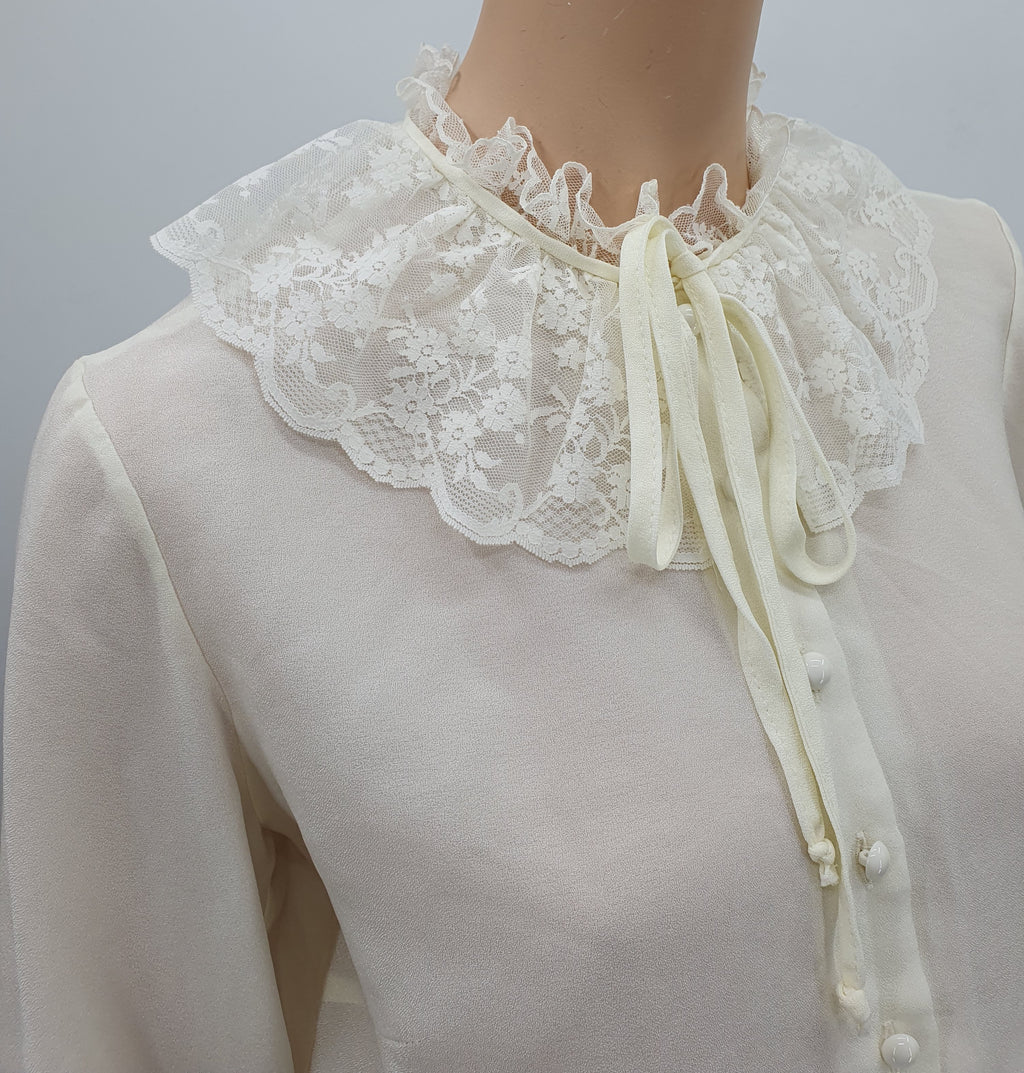 Valkoinen paita pitsikauluksella, 70-80-luvulta, koko 36/38