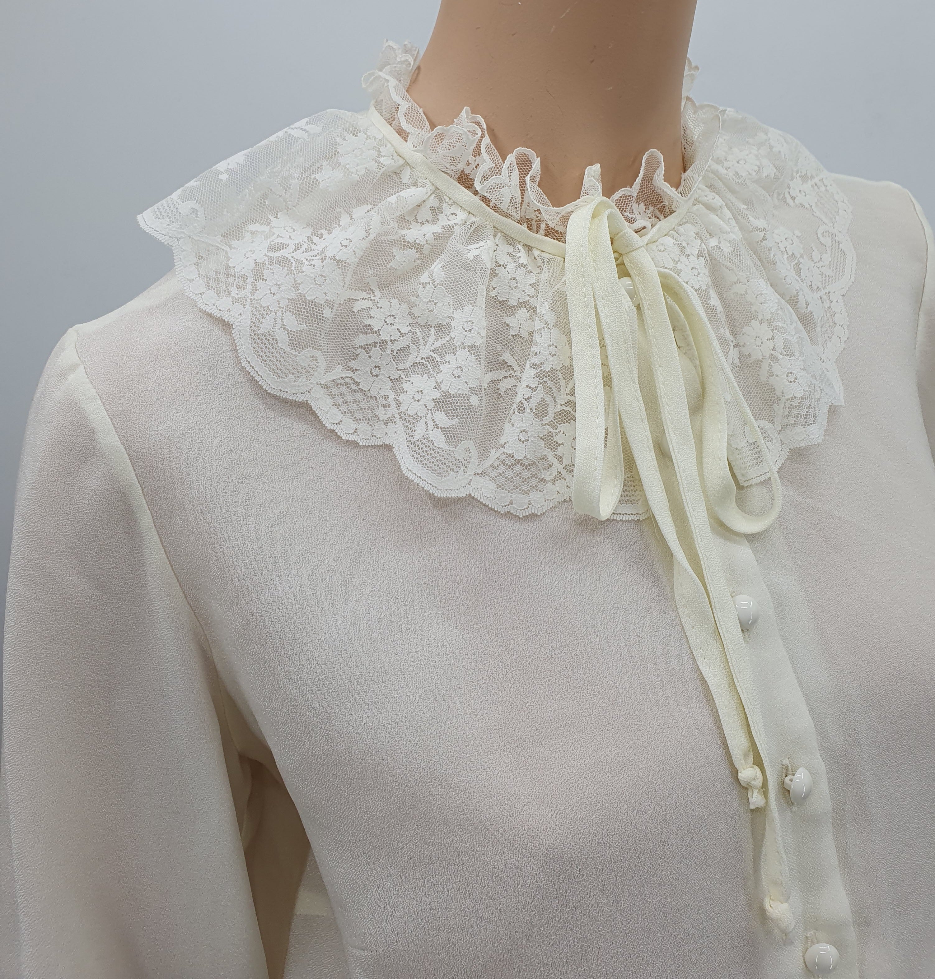 Valkoinen paita pitsikauluksella, 70-80-luvulta, koko 36/38