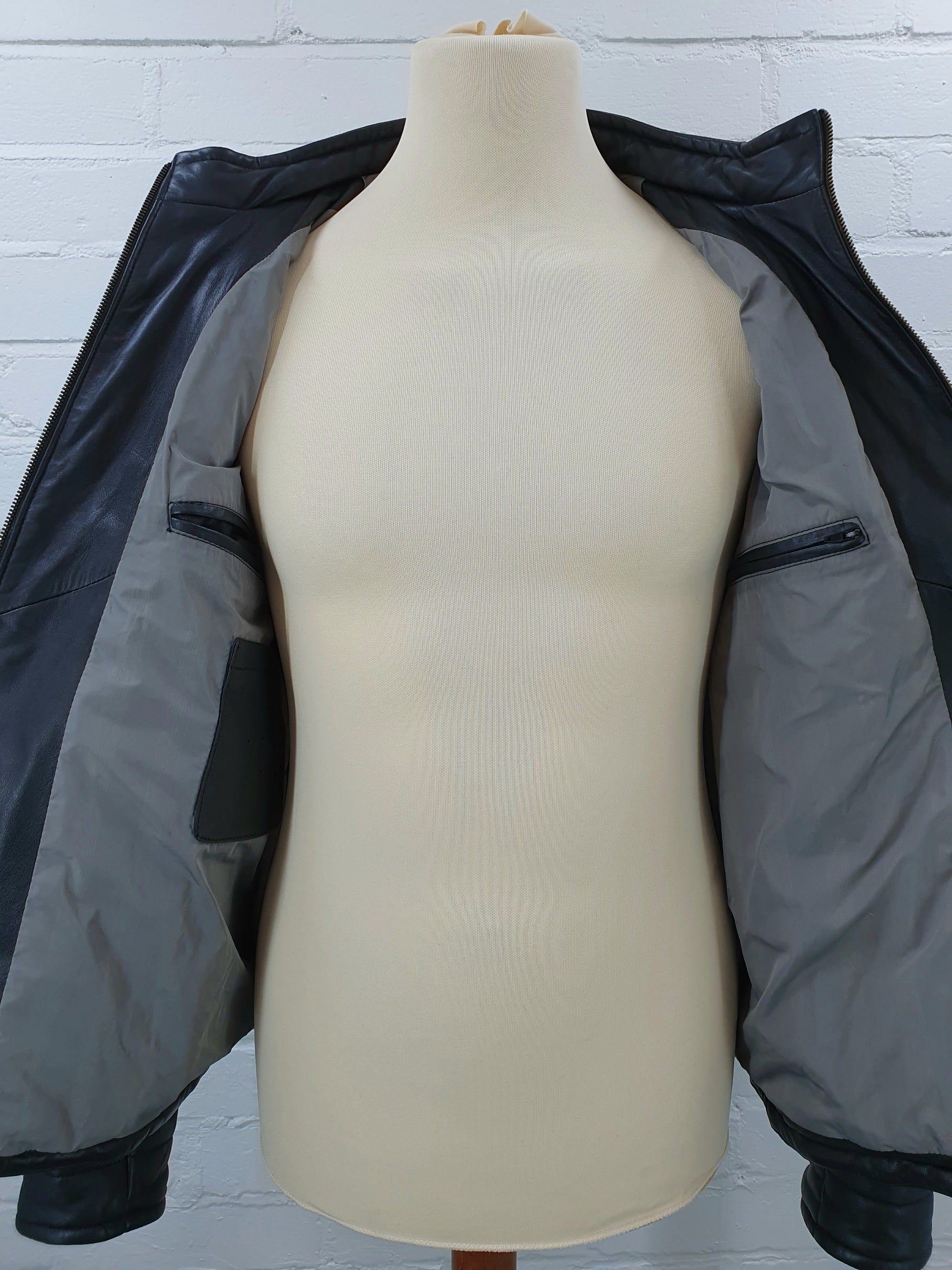 Musta miesten nahkatakki vanuvuorella, aitoa nahkaa, kuva takin sisäpuolesta