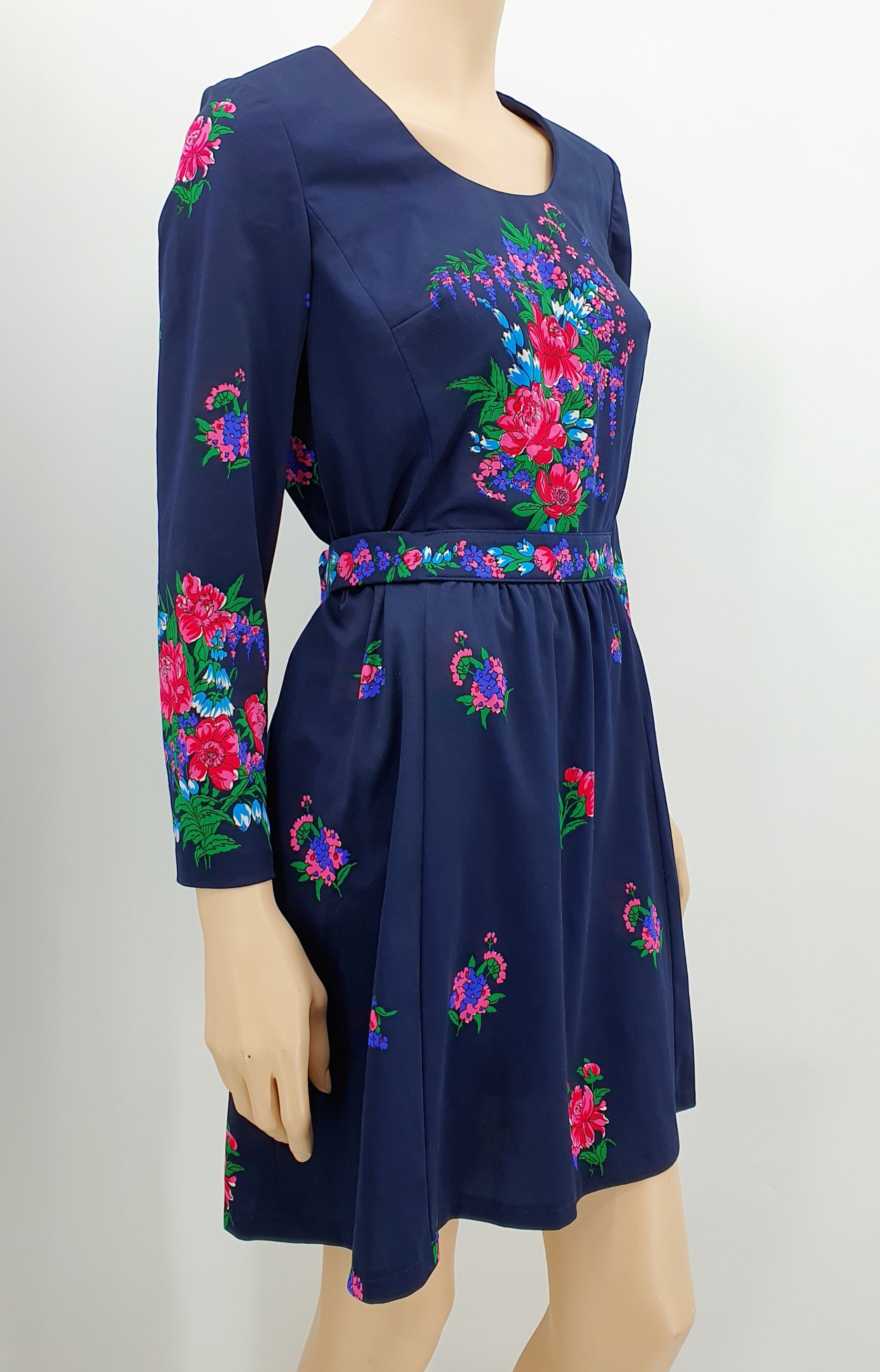 Tummansininen retromekko kukkakuvioilla, 70-luku, kuva sivulta