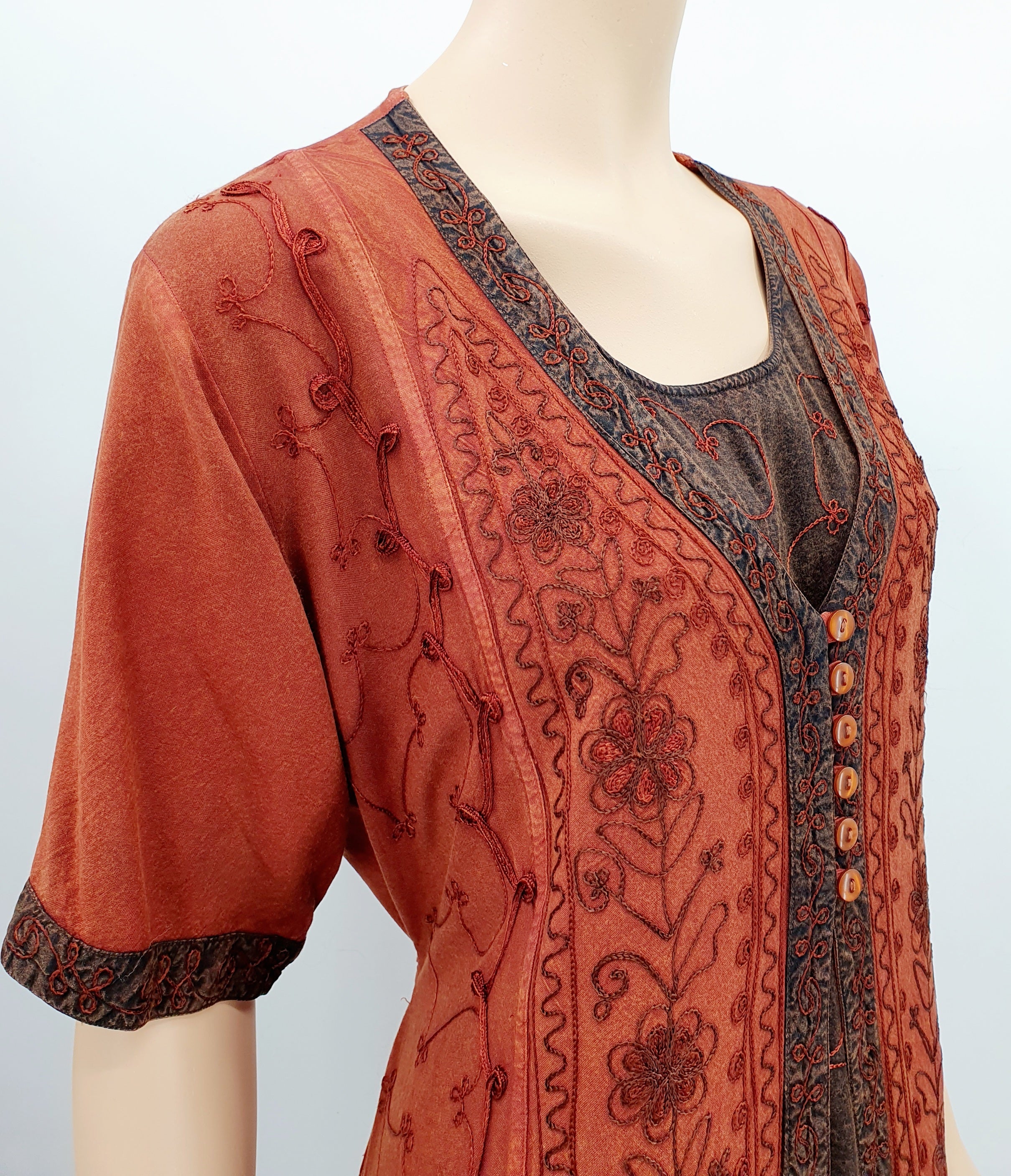 Tiilenpunainen kirjottu viskoosimekko 1990-luvulta, lähikuva yläosasta