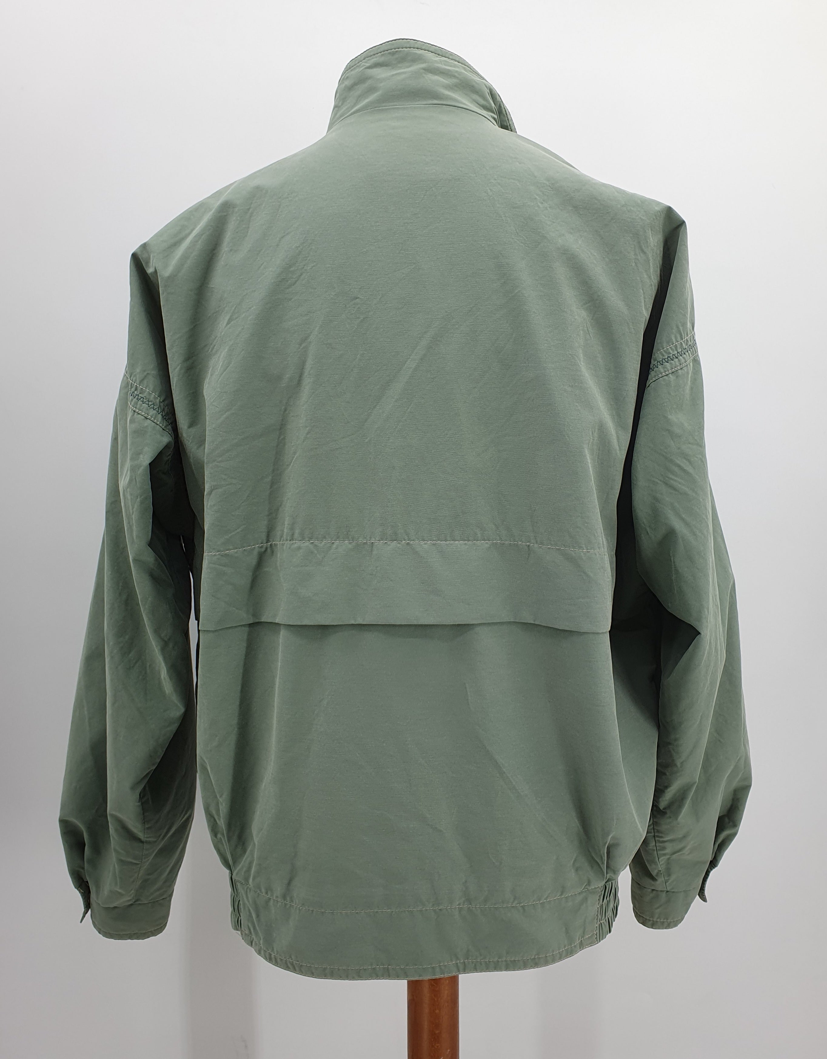 Vihreä miesten vintagetakki 90-luvulta, pusakkamalli, kuva selkäpuolelta