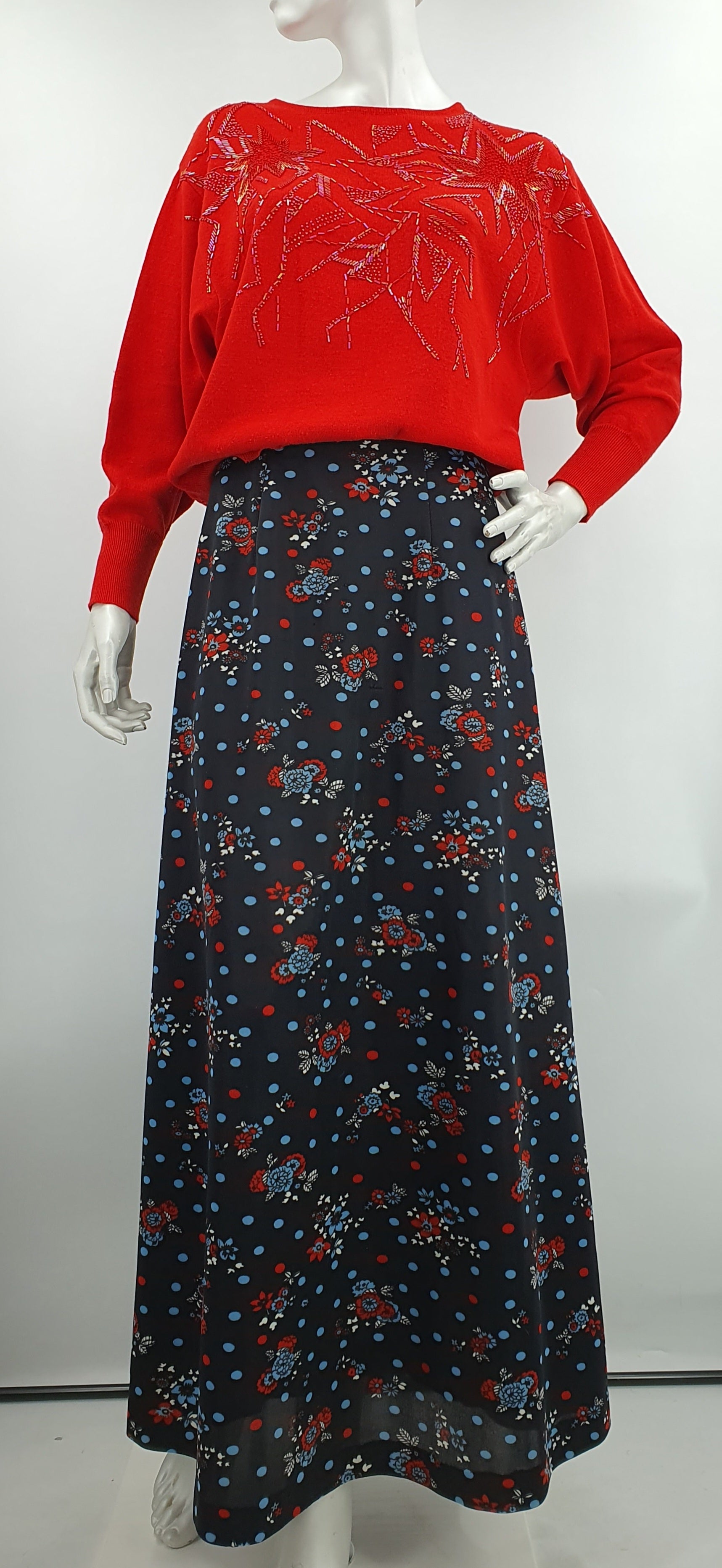 Black floral maxi skirt from the 70s, waist 68cm, estimated size 34