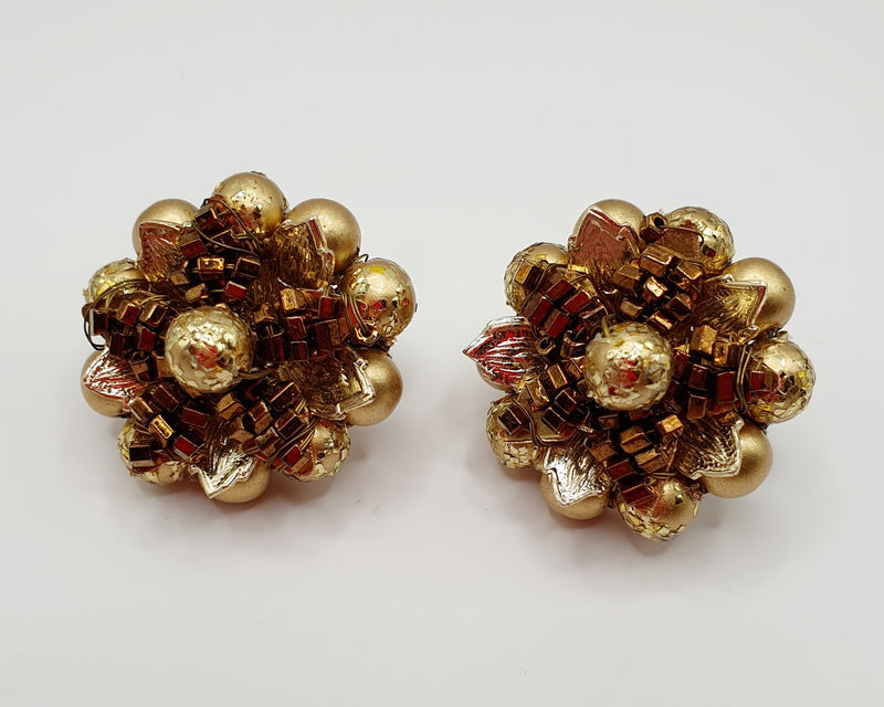 Kullanväriset klipsikorvakorut 1950-luvulta