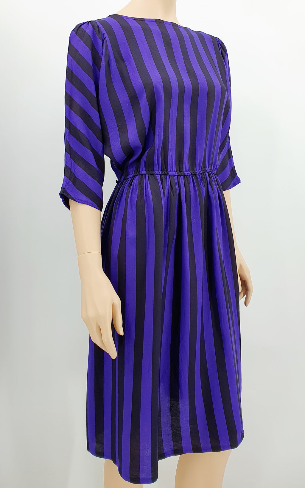 Raitakuvioinen viskoosimekko 80-luku lepakkohihat väri violetti/musta Kuva sivusta