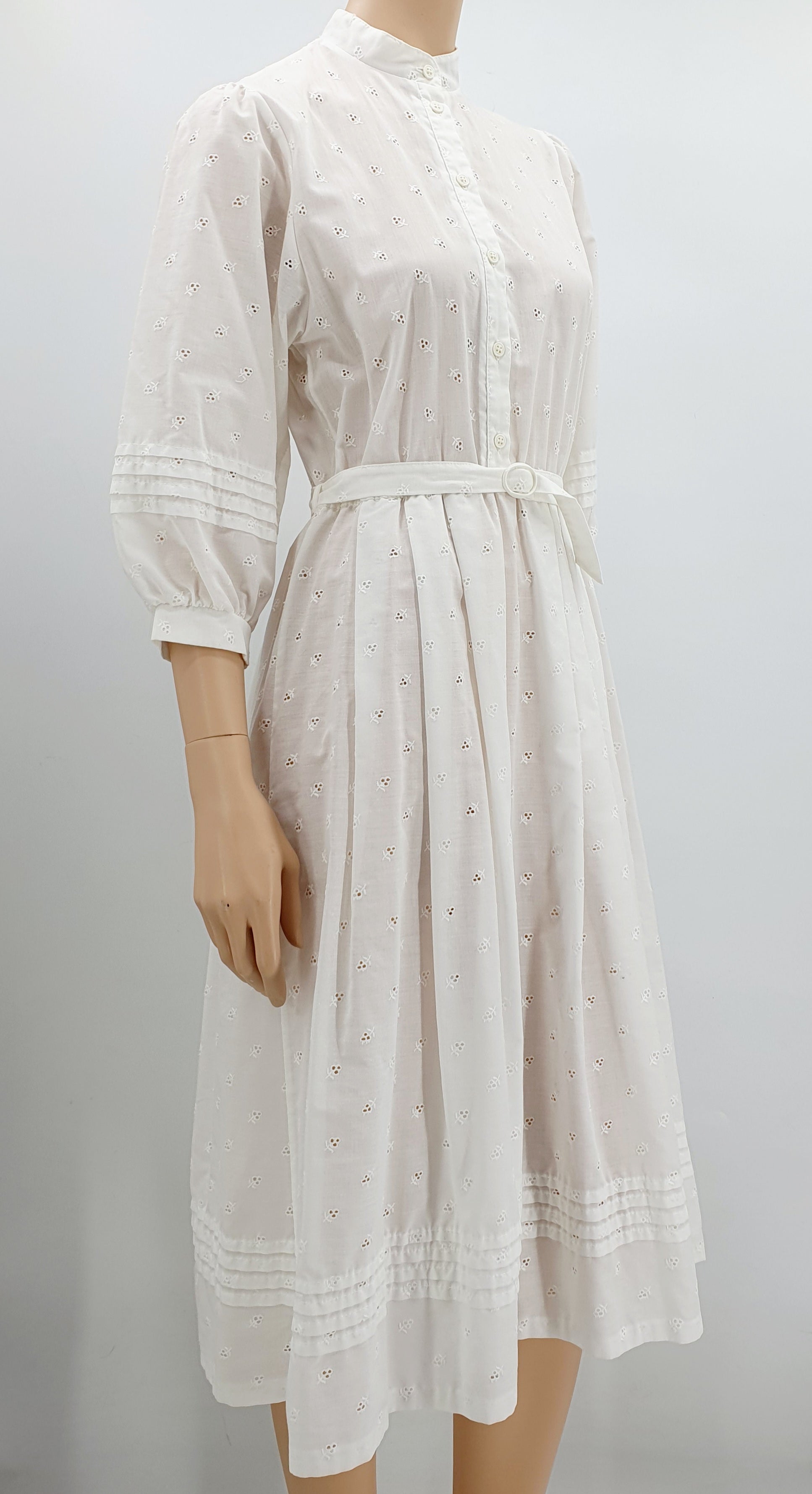 Scantex, valkoinen juhlamekko 80-luvulta, koko 36, kuva sivulta