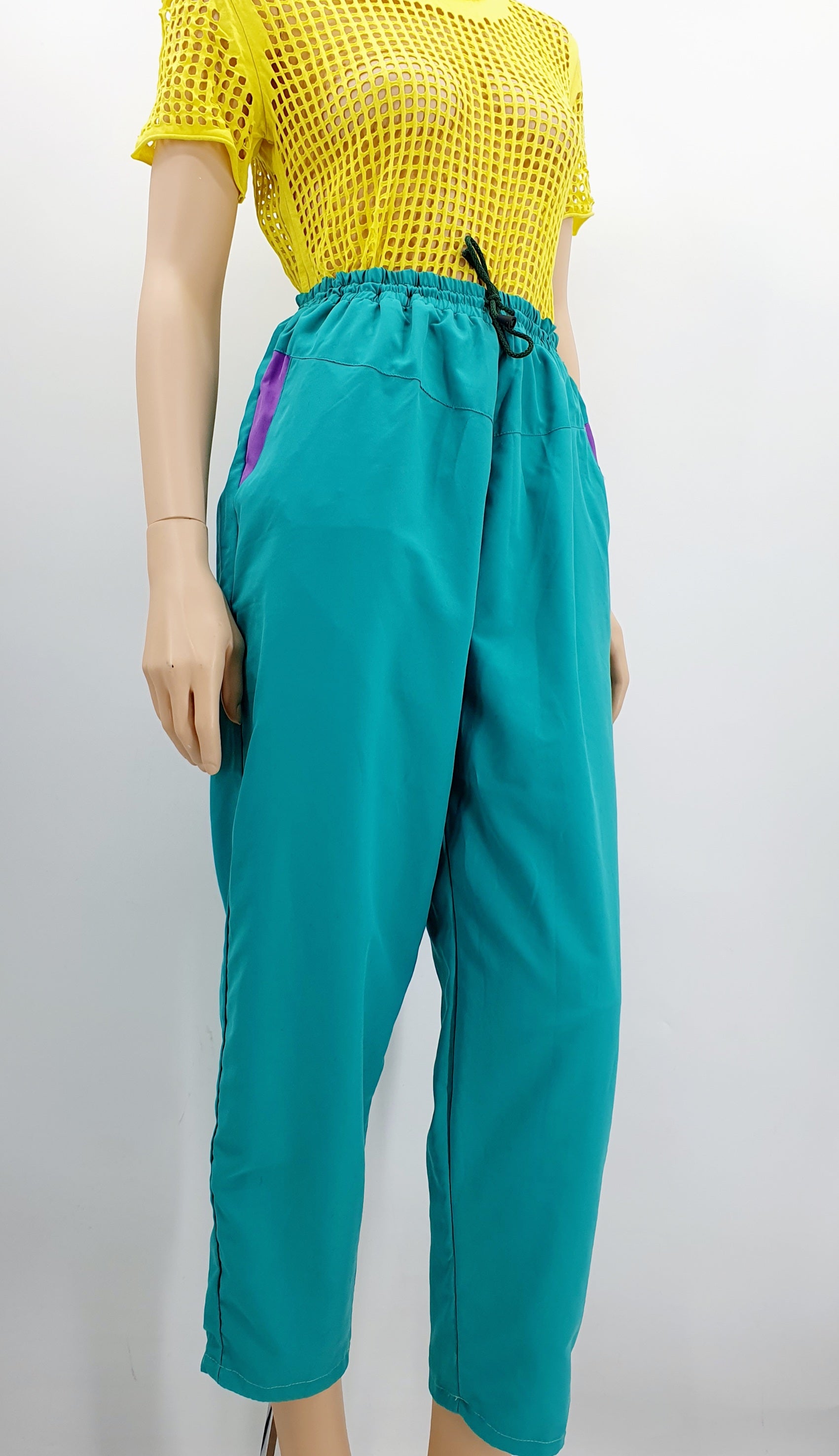 Vintage ulkoiluhousut 90-luvulta, väri vedenvihreä, kuva sivulta