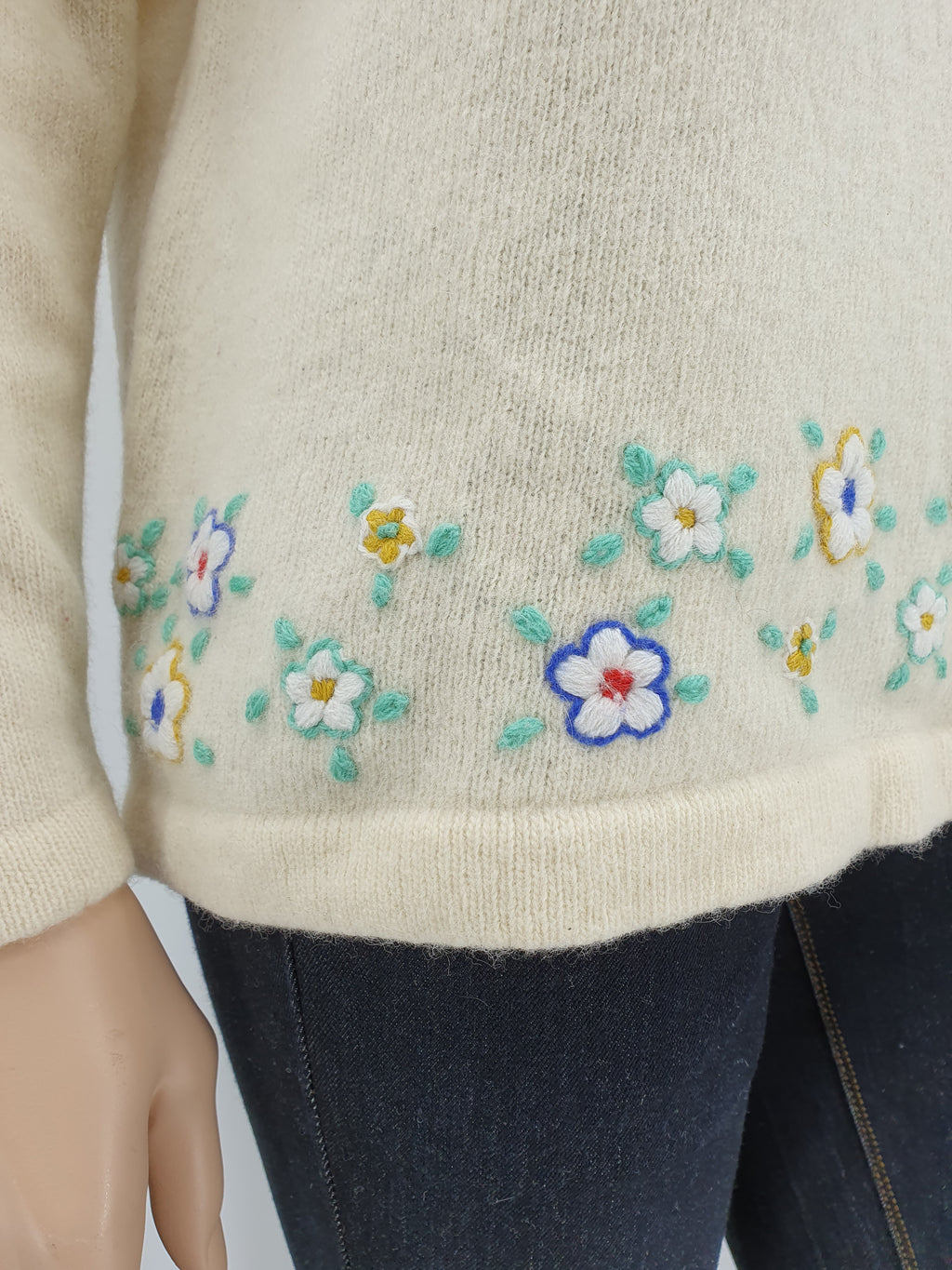 Luonnonvalkoinen vintage villapaita lampaanvillaa kukkakuvio koko 38 helma kuvattuna