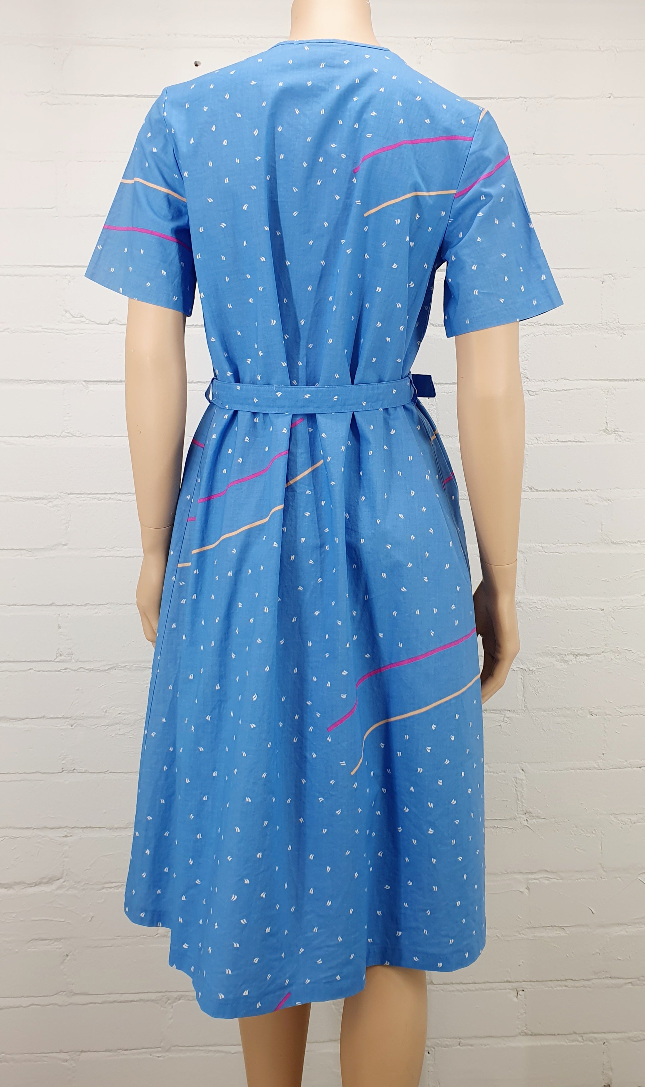 Tiklas, sininen puuvillamekko 80-luvulta, lyhythihainen, kuva selkäpuolelta