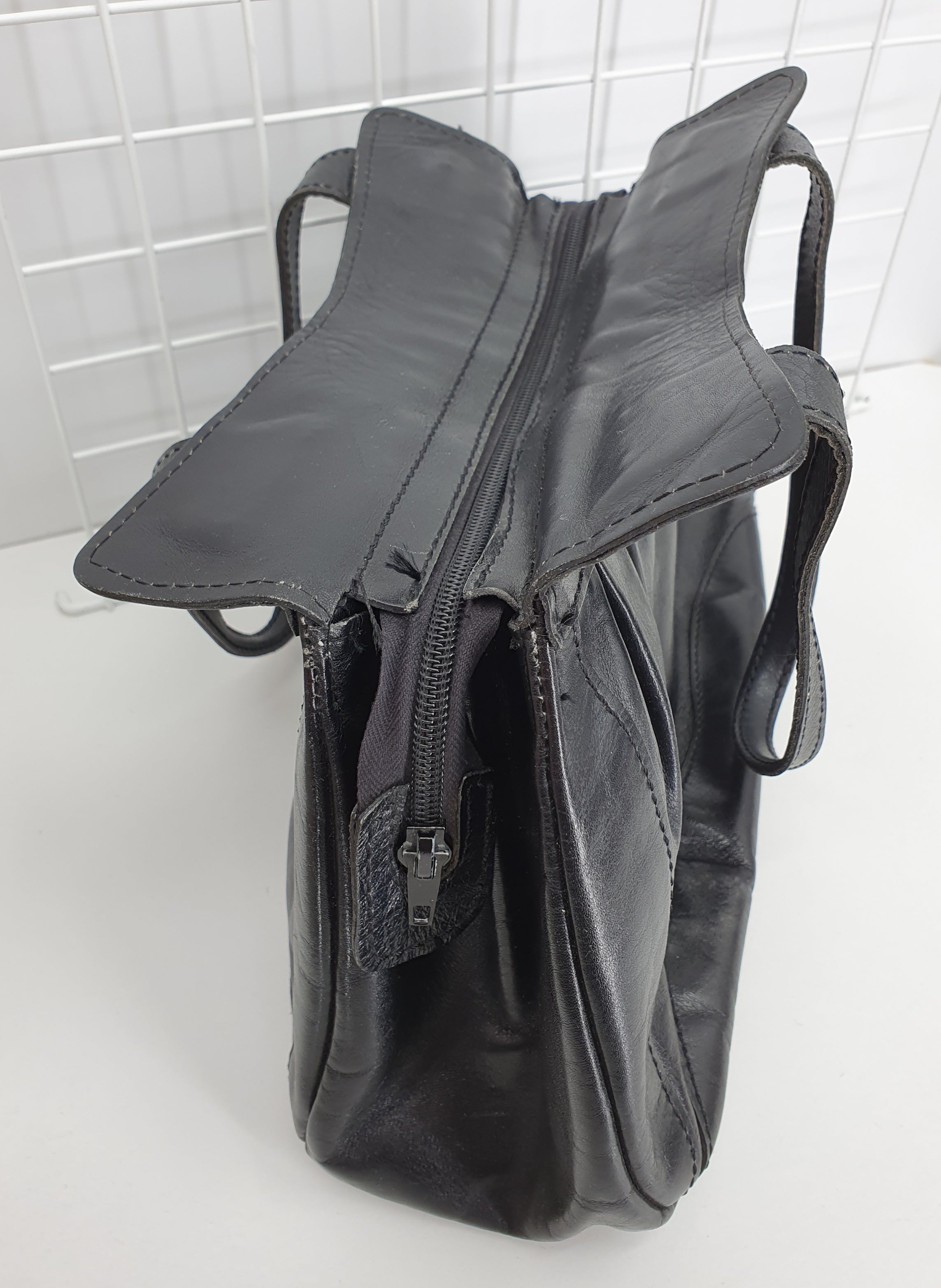 Suomalainen vintage käsilaukku 70-luvulta, musta, kuva vetoketjusta