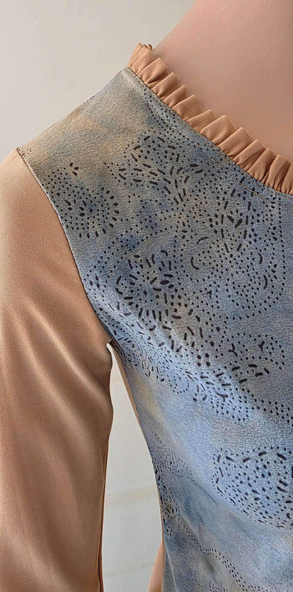 Beige-blue Y2K blouse with trumpet sleeves, size 34-36