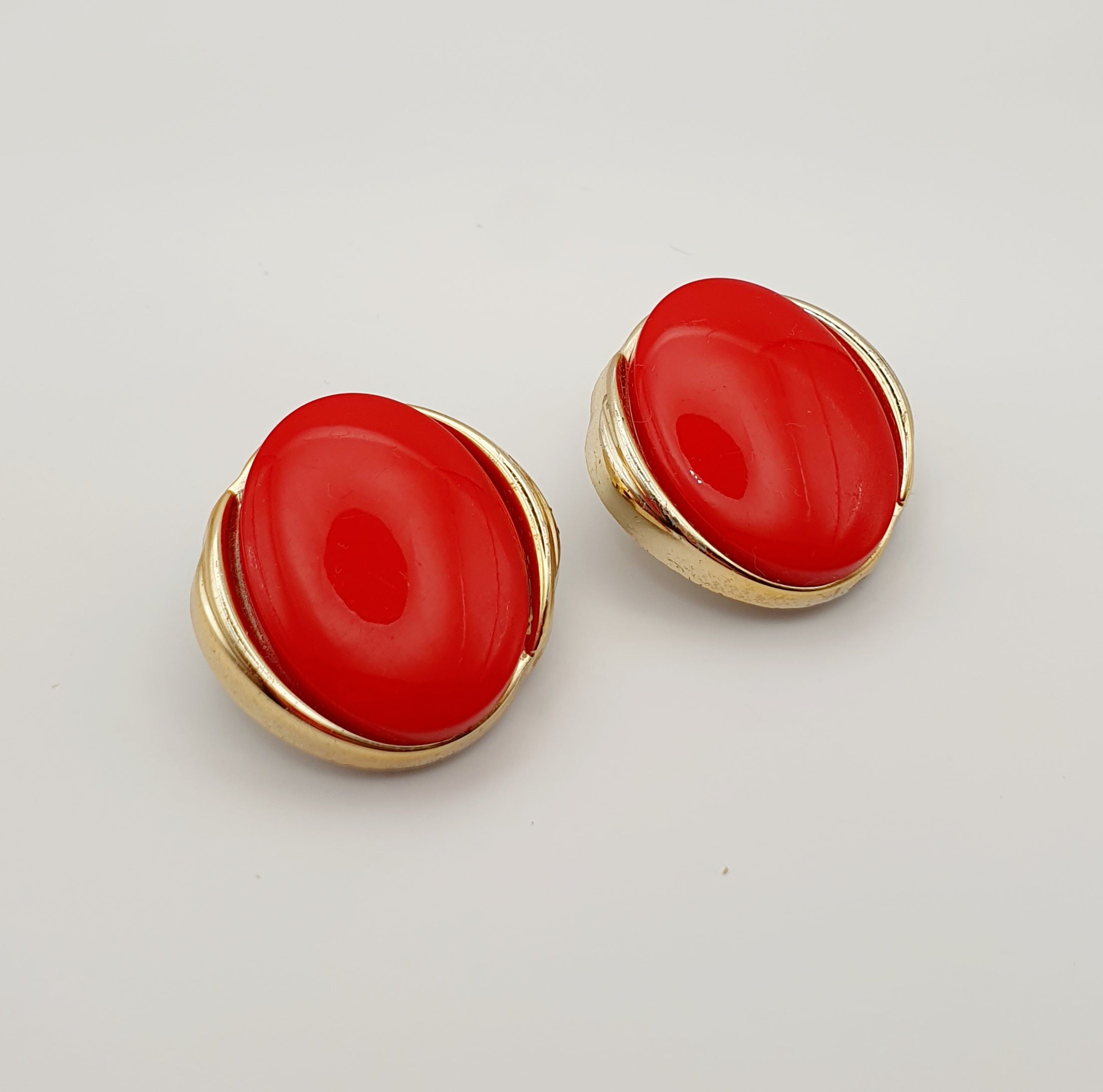 Isot punaiset klipsikorvakorut 1980-luvulta 